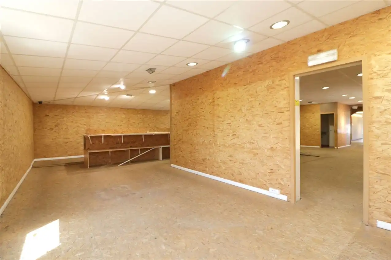 handelszaak met magazijn op zeer zichtbare locatie foto 18