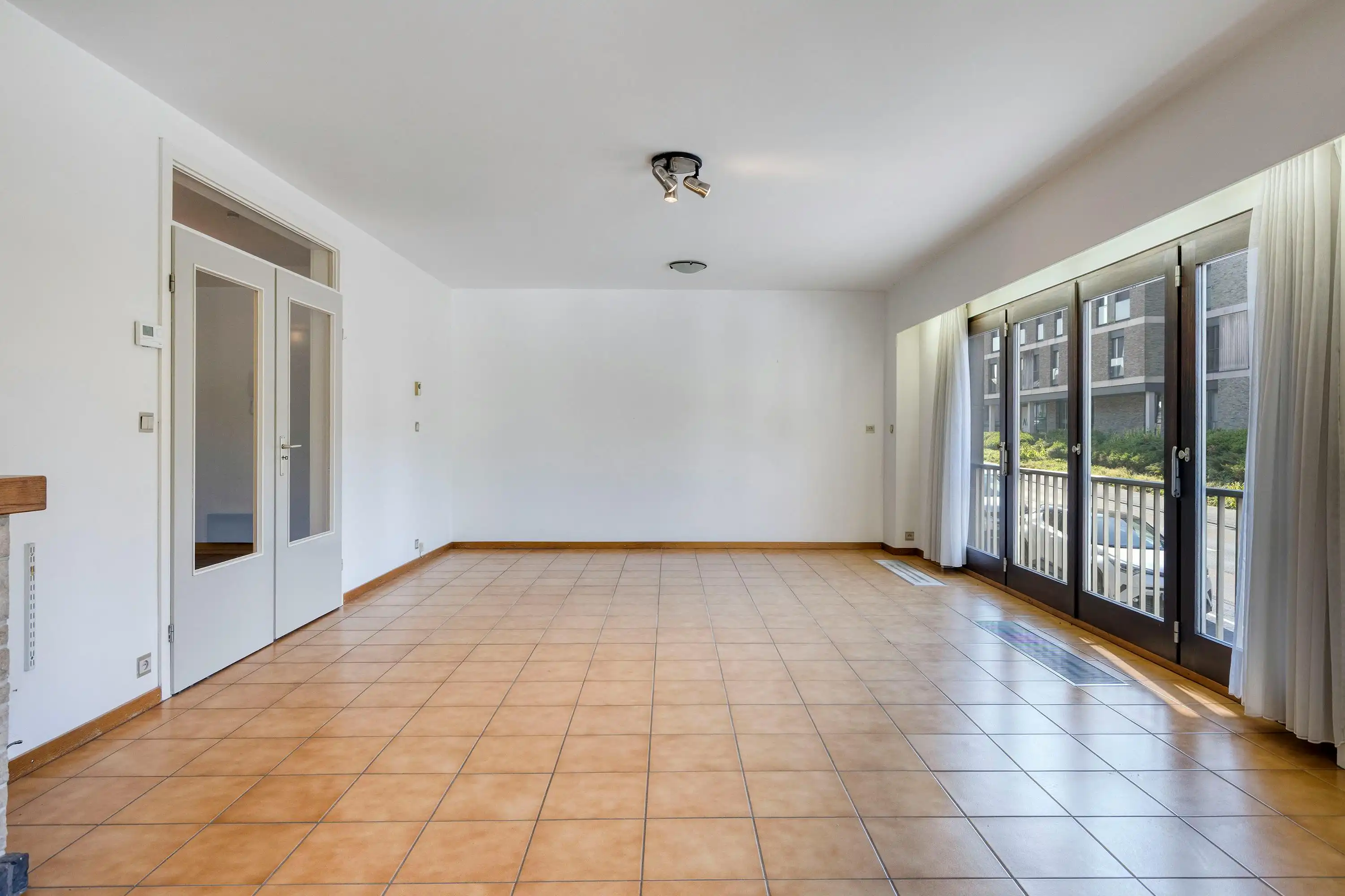 Appartement te koop met 2 kamers, terras en garage in Ieper foto 6