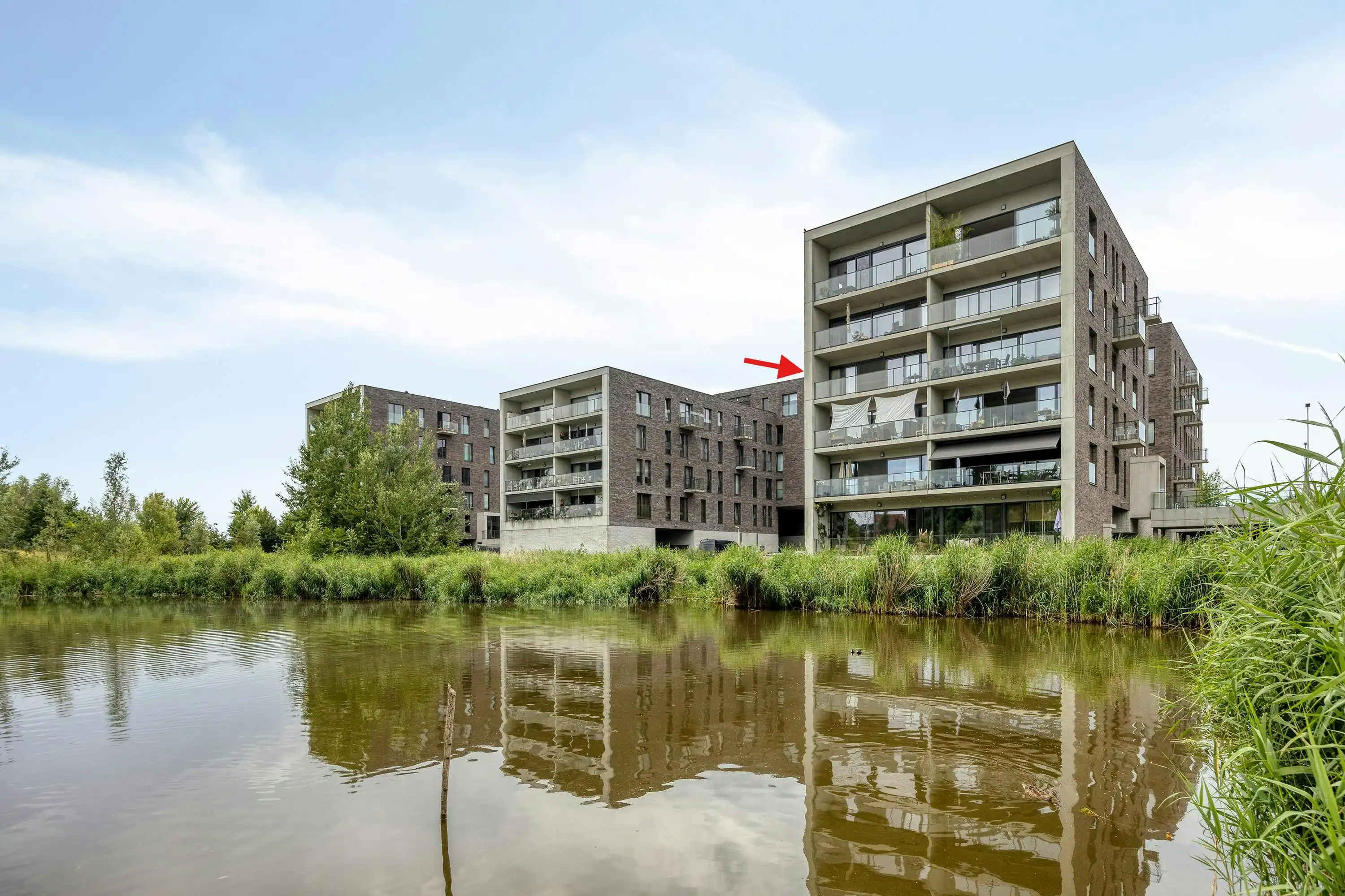 Uniek appartement met terras en parkings te koop in Hemiksem foto {{pictureIndex}}