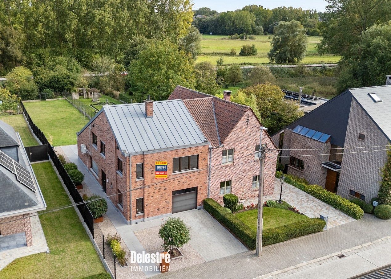 GERENOVEERDE WONING AAN DE DENDER MET ADEMBENEMENDE VERGEZICHTEN foto {{pictureIndex}}