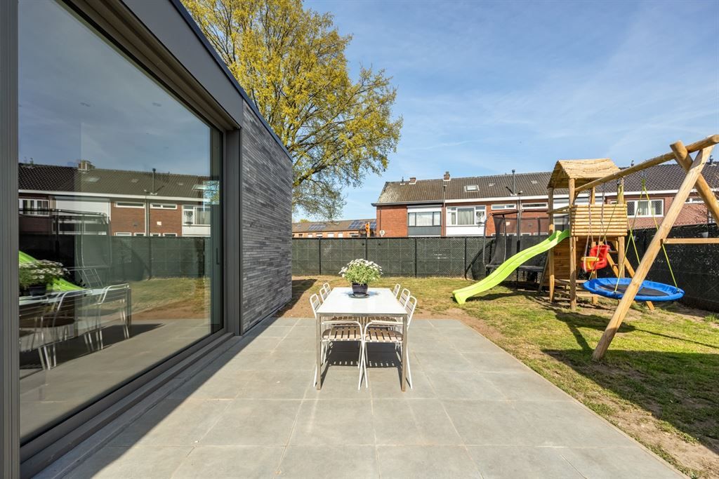 Instapklare woning met garage en gezellige tuin foto 25