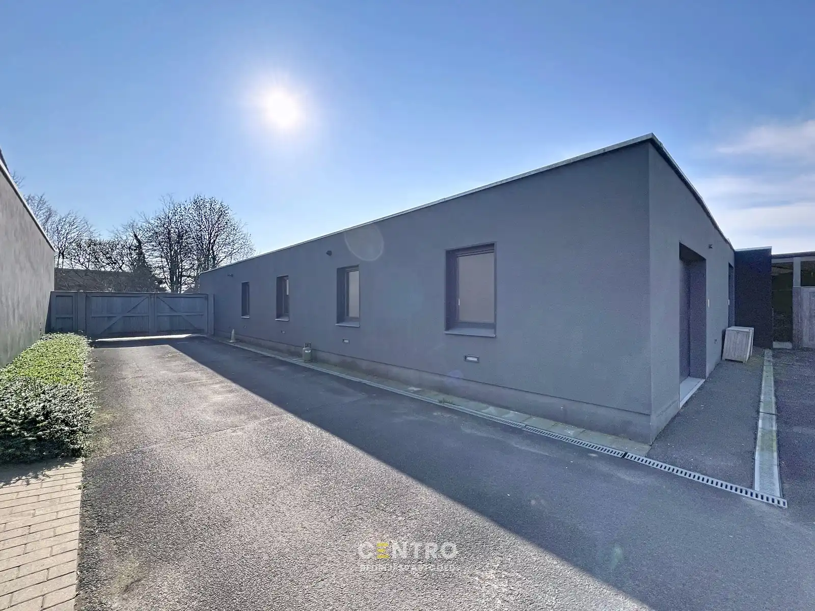 Veelzijdig handelspand met luxewoning, showroom met kantoor (kantoor, winkel, vrij beroep,...), magazijnen en garages. foto 49