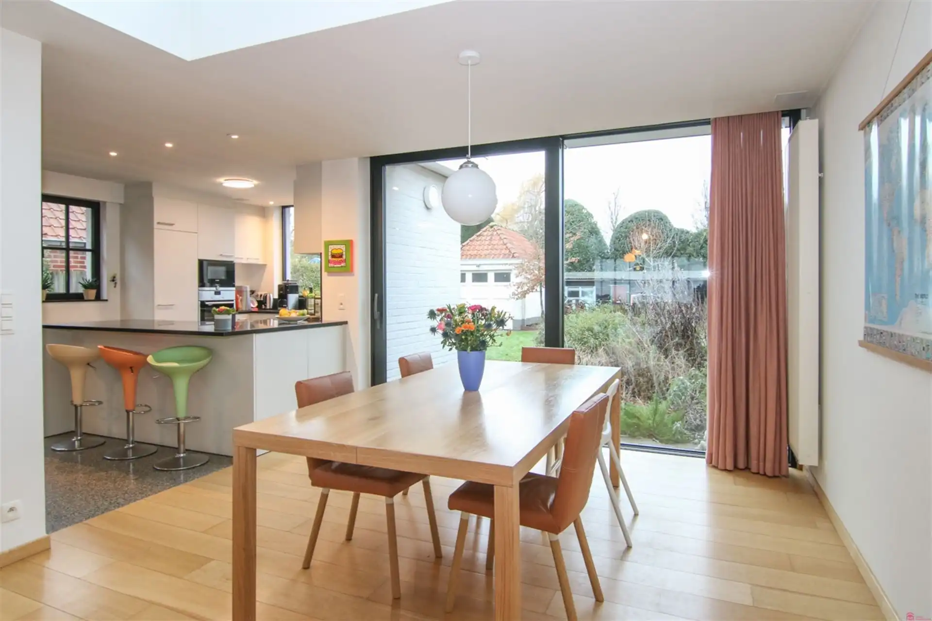 Prachtig vernieuwde halfopen woning op Pius-X foto 9