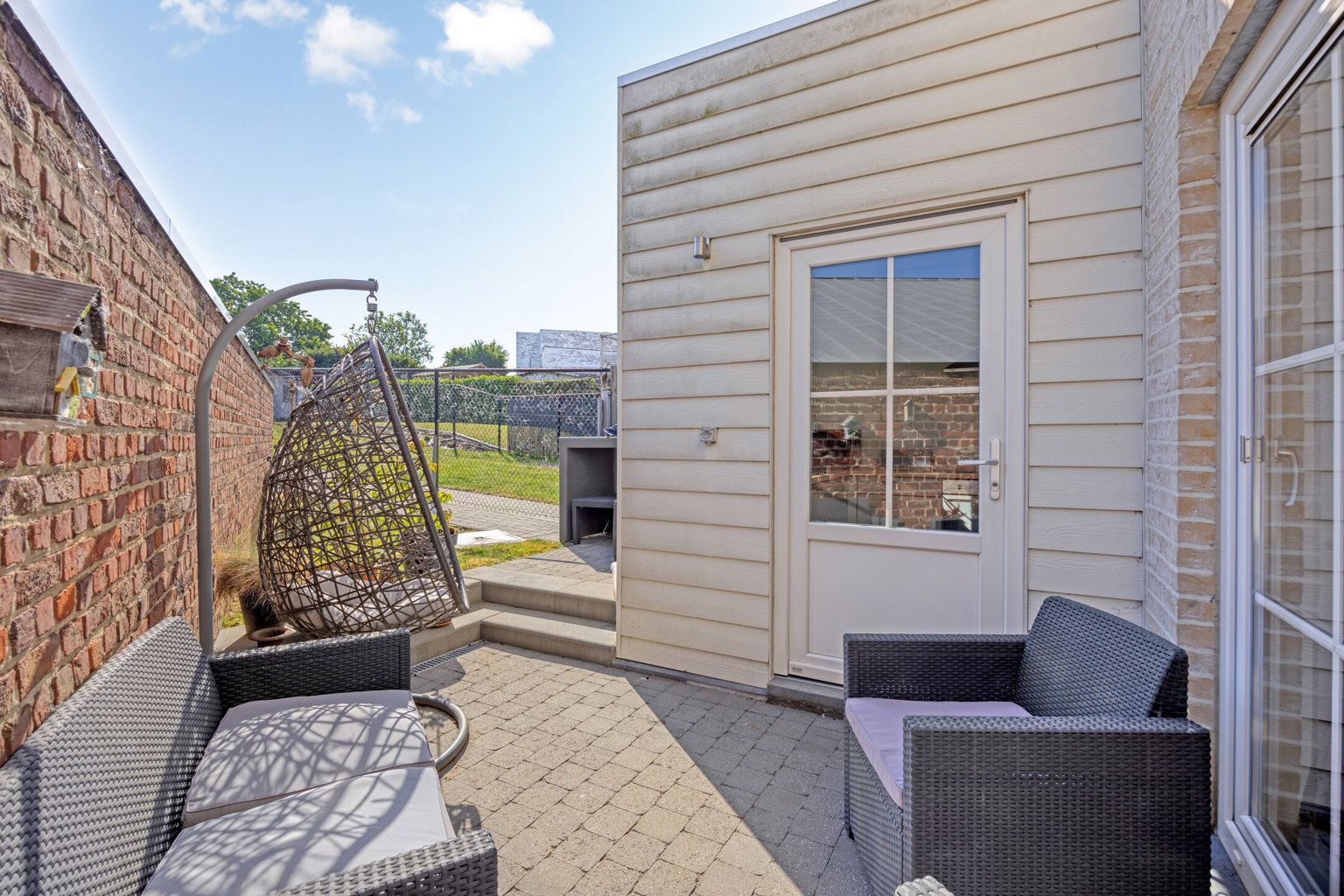  Instapklare recente woning met tuintje en carport foto 26
