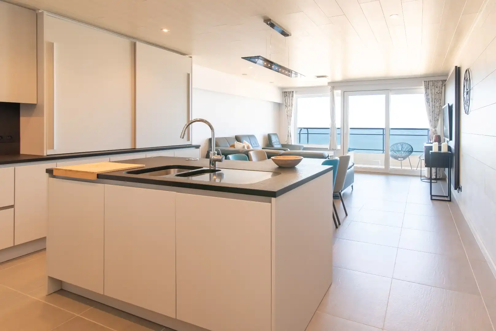 Modern 2 slaapkamer appartement met zeezicht aan de kust foto 2