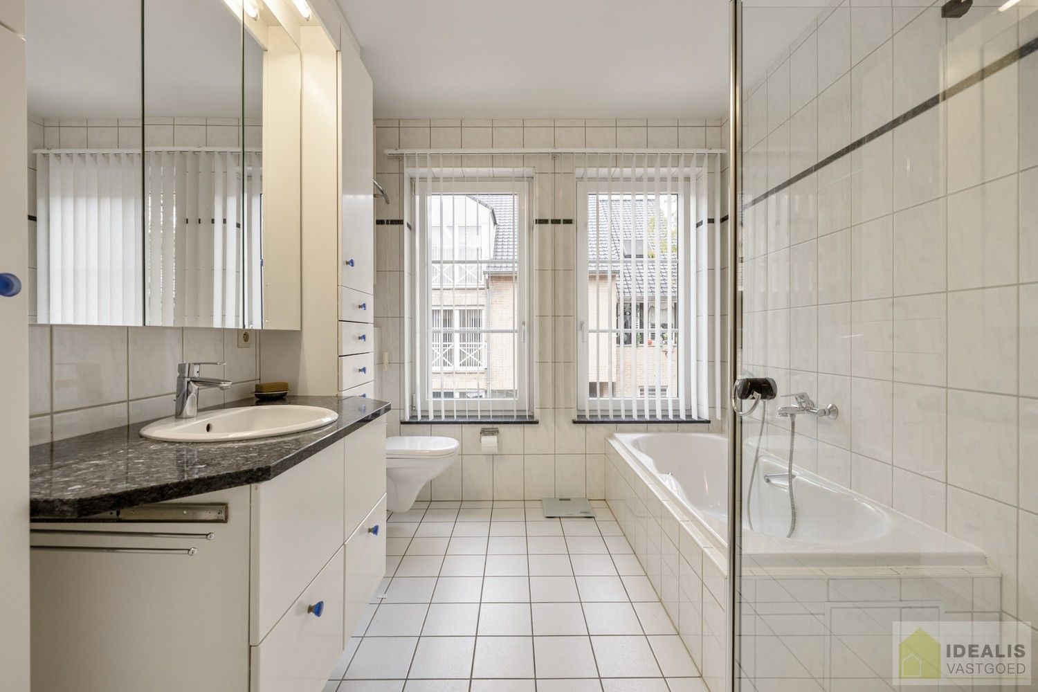 IDEALIS VASTGOED – RUIM INSTAPKLAAR APPARTEMENT IN KLEINSCHALIGE RESIDENTIE MET LICHTRIJKE LEEFRUIMTE, OPEN KEUKEN, HEERLIJK OVERDEKT TERRAS, 3 SLAAPKAMERS, BADKAMER, FIJNE WASPLAATS/BERGING EN INPANDIGE GARAGE OP EEN UITERST GUNSTIGE LOCATIE MIDDEN IN HET CENTRUM VAN PELT!! ZEER GESCHIKT VOOR KANDIDATEN OP ZOEK NAAR INSTAPKLAAR APPARTEMENT foto 28