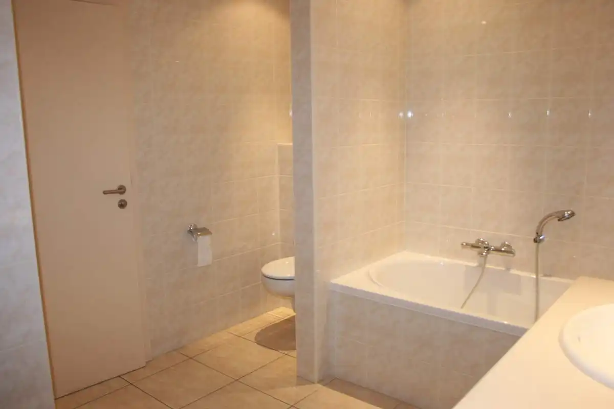 Appartement met terras, lift en garage in het centrum van Lommel. foto 6