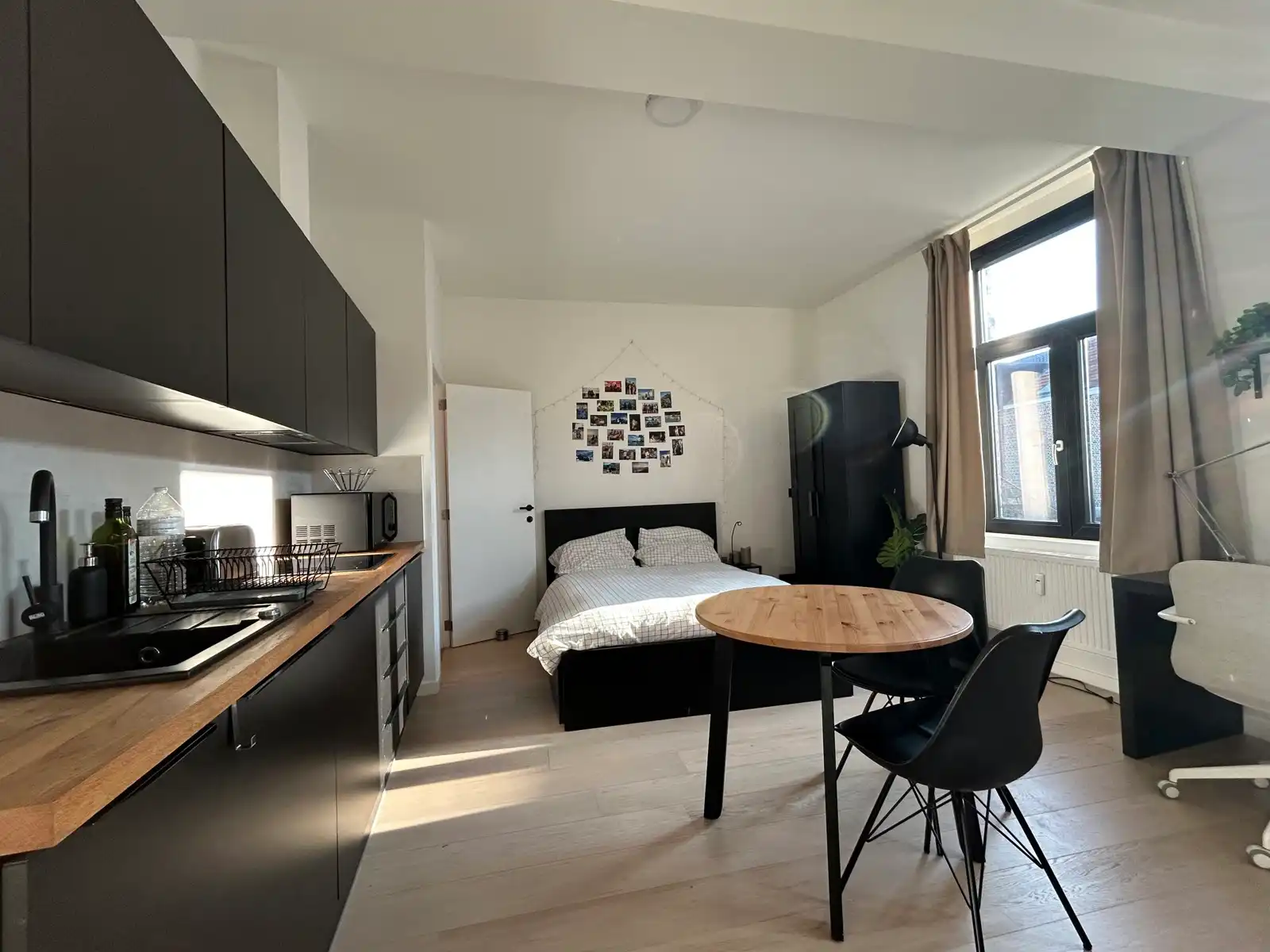 Bemeubelde studio met privatief terras. foto 2