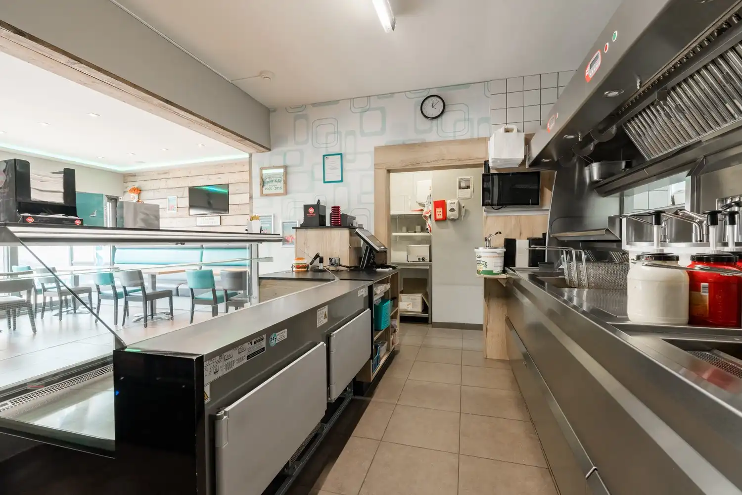 Bekende frituur met super mooi duplex appartement en zwembad te Achel foto 8