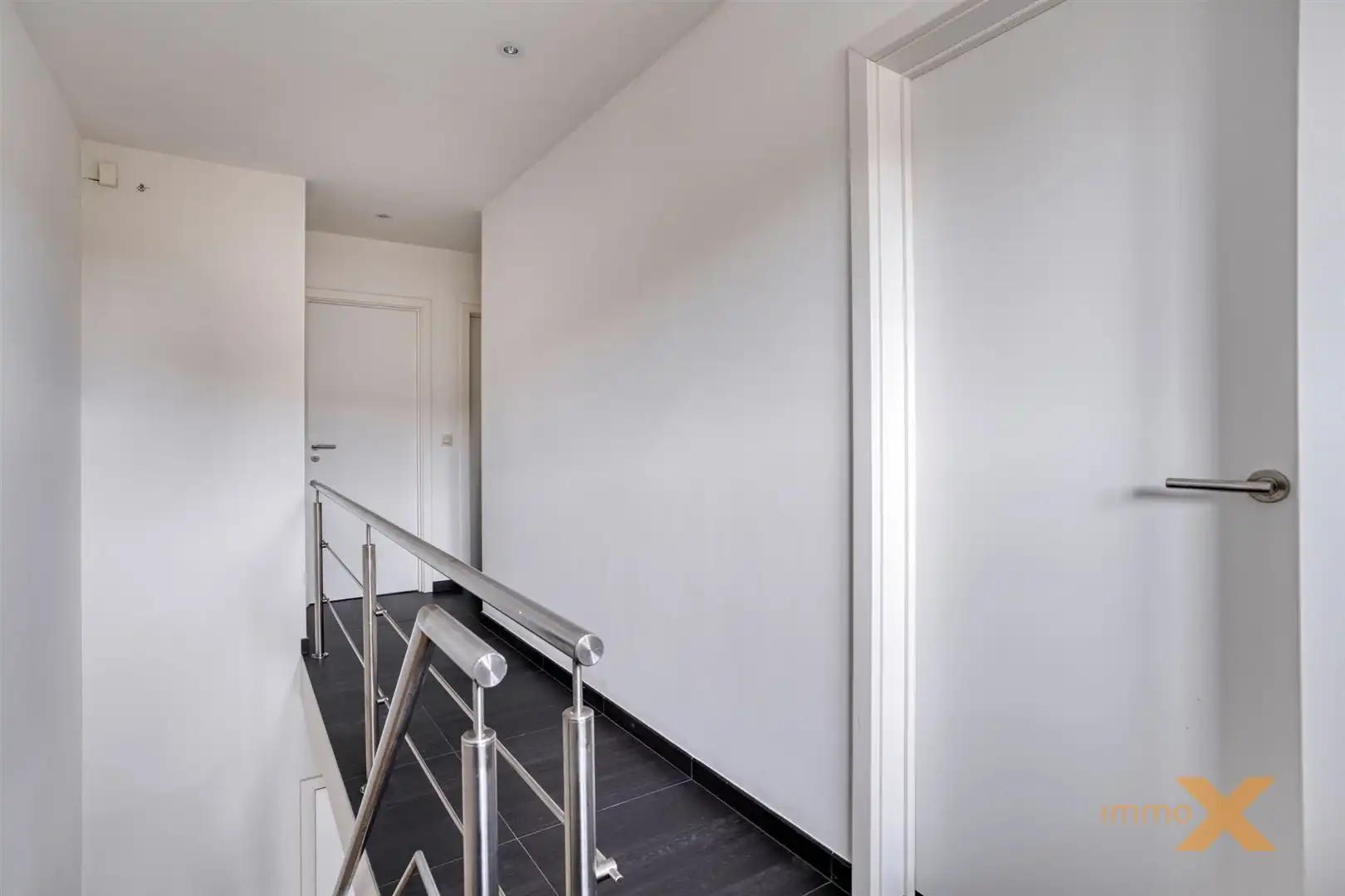 RECENTE INSTAPKLARE LICHTRIJKE RUIME WONING foto 14