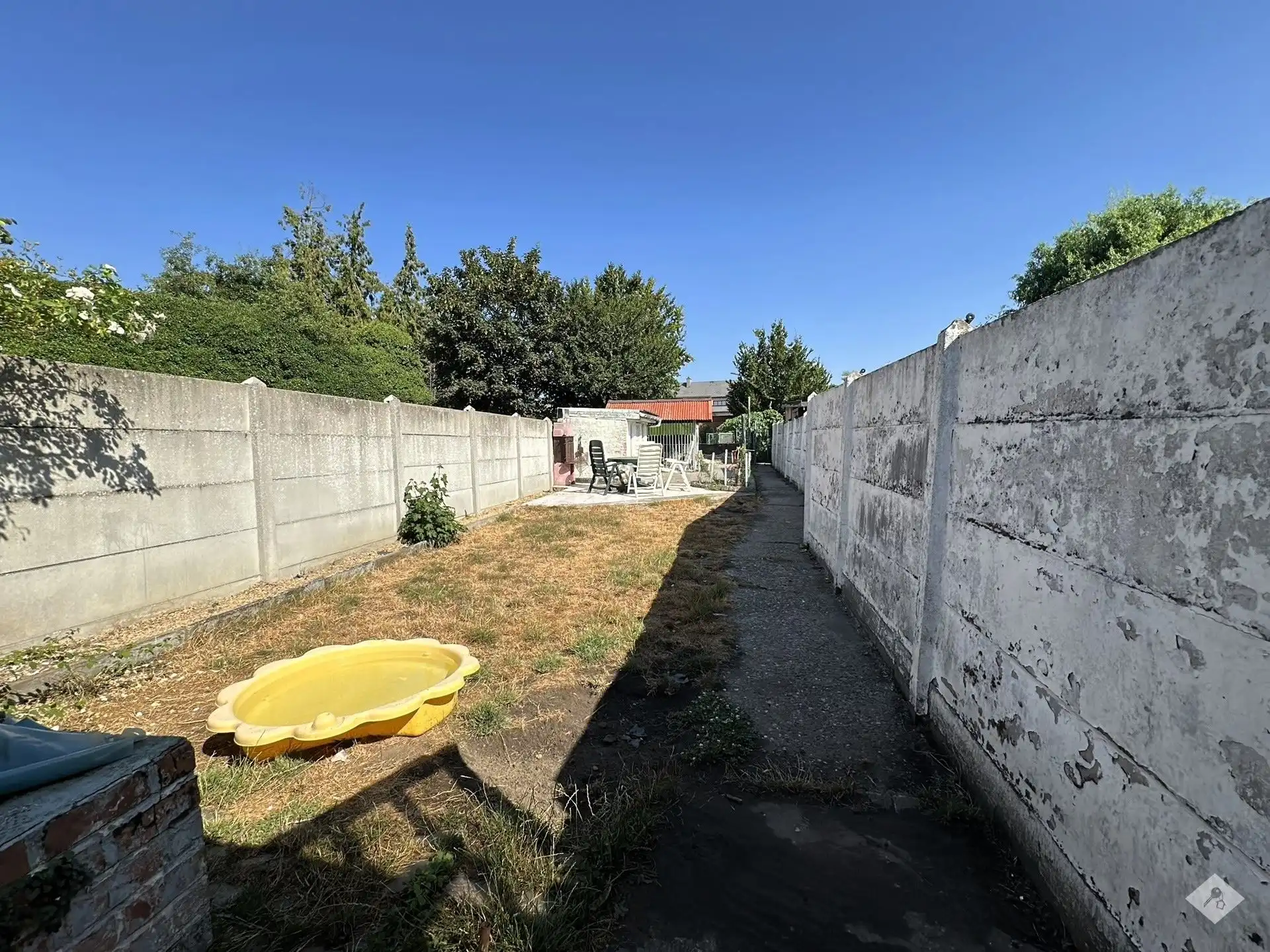 Ruime woning met drie slaapkamers, garage en grote tuin foto 27