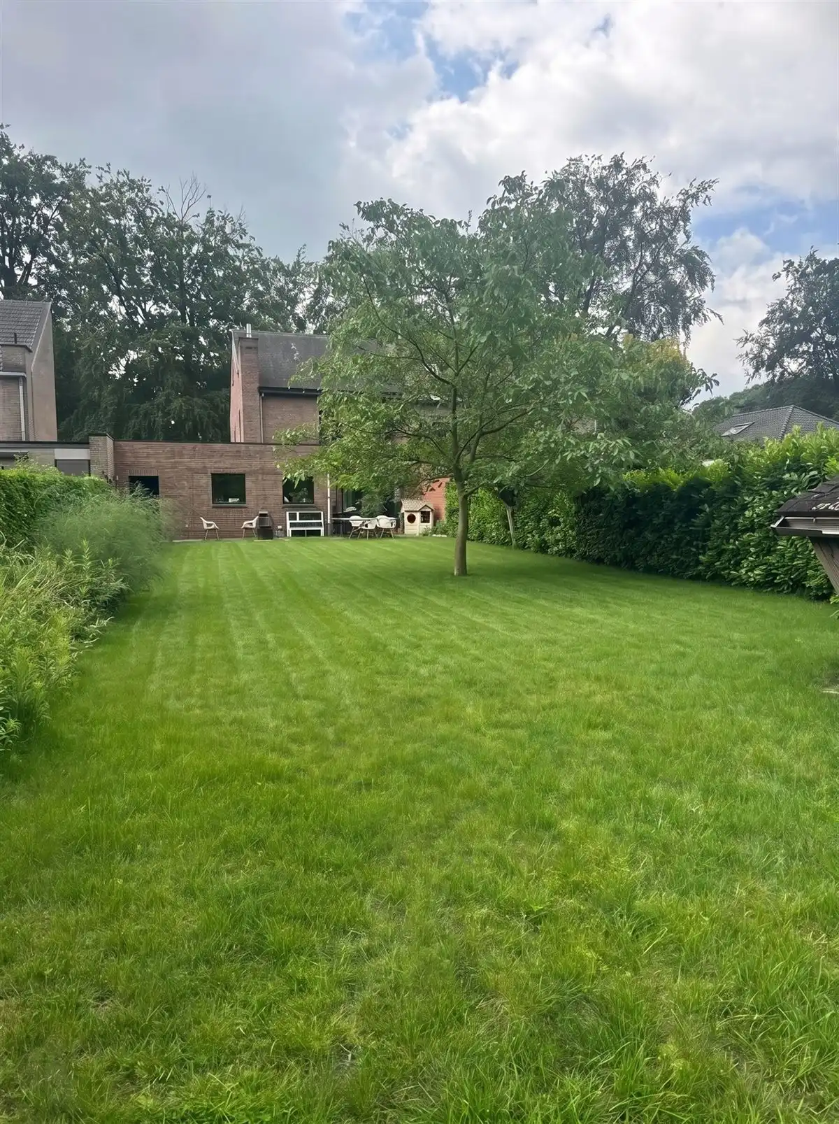 Ruime gezinswoning met grote tuin in groene omgeving foto 7