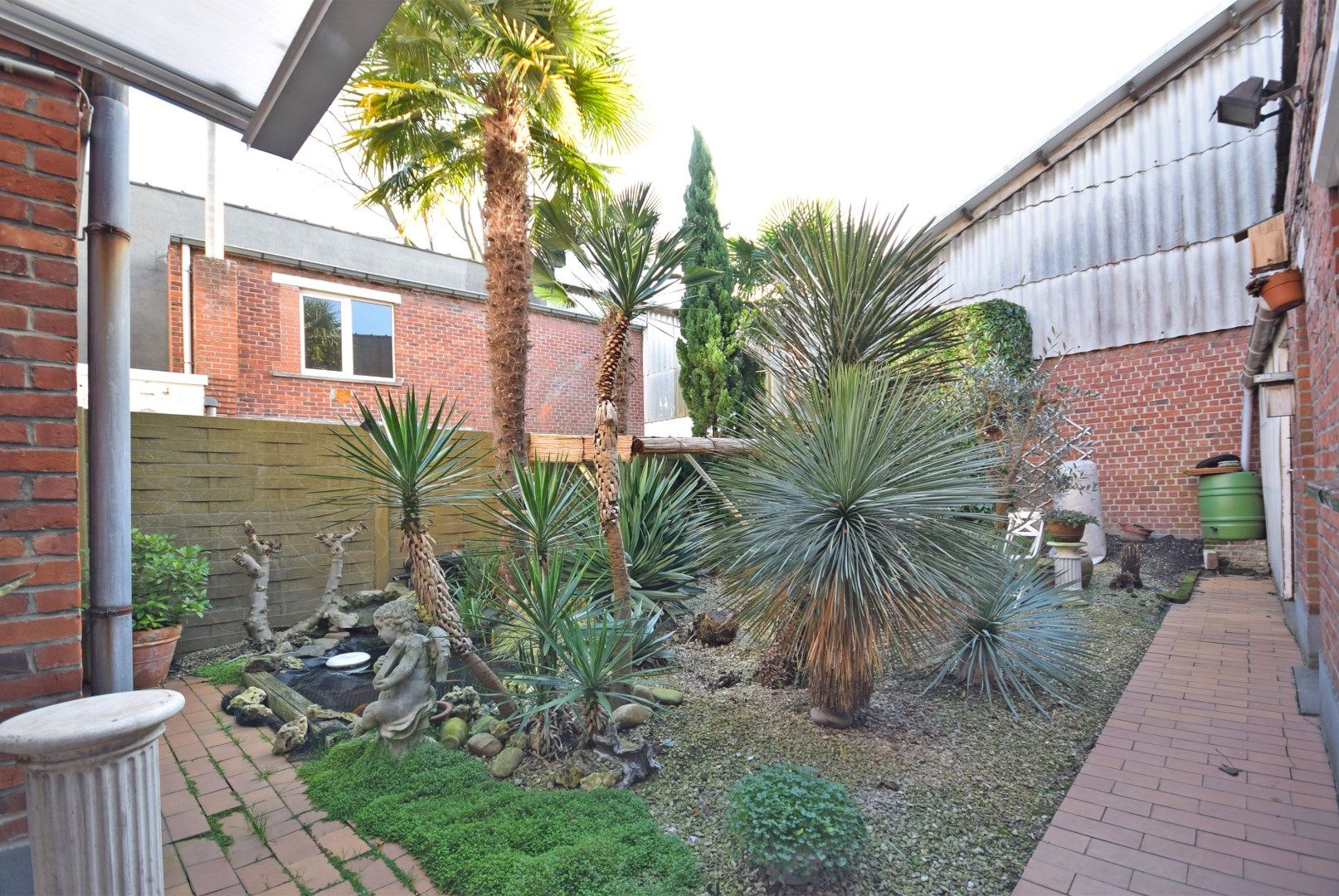 Op te frissen stadswoning met binnentuin foto 3