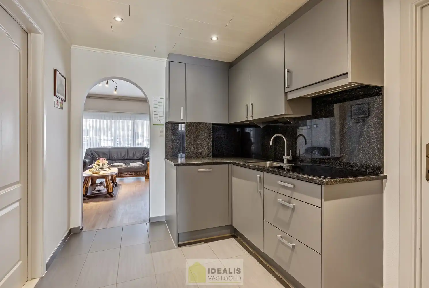 IDEALIS VASTGOED - GELIJKVLOERS APPARTEMENT IN HET CENTRUM VAN KAULILLE, BOCHOLT! Dit appartement van het bouwjaar 1972 biedt u een ruime keuken met aangrenzend bijkeuken met extra opbergruimte, een heerlijke woonkamer met grote glaspartijen, fijne slaapkamer, terras en privatieve garagebox. Dé unieke kans voor kandidaten op zoek naar een appartement op een aangename locatie vlakbij het centrum van Bocholt!! foto 13