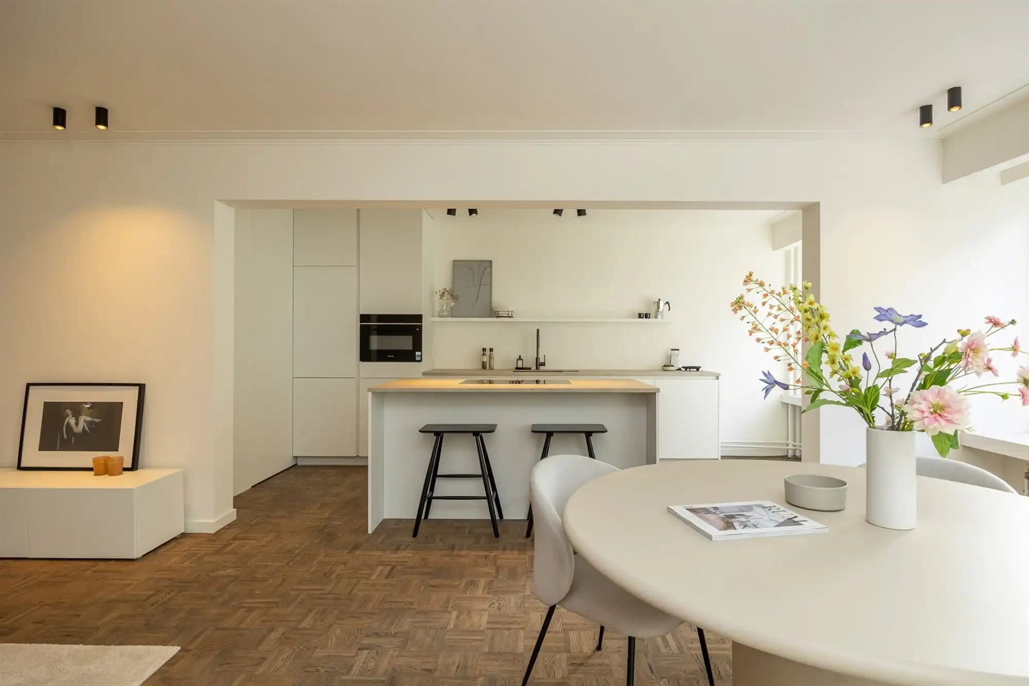 Gerenoveerd appartement met drie slaapkamers en terras foto 7
