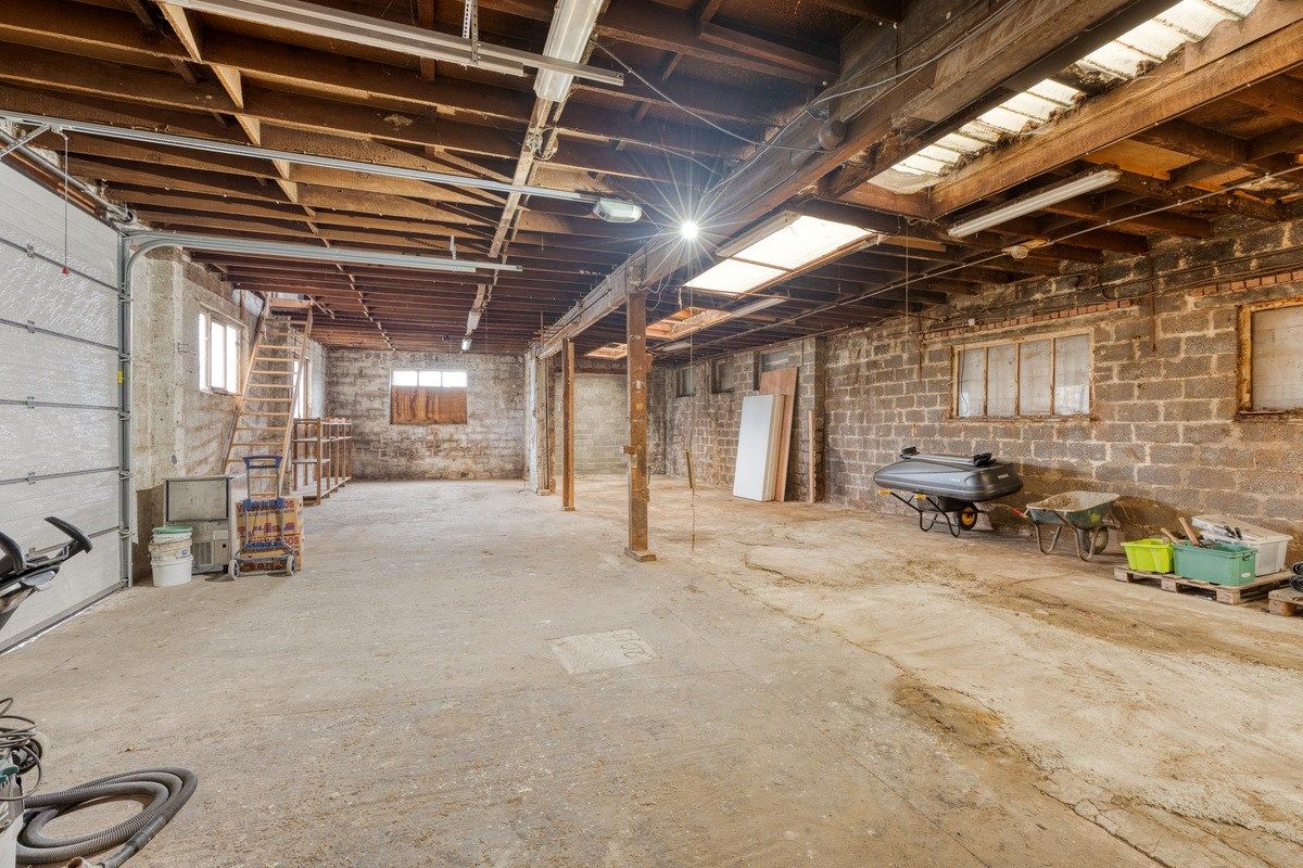 Te renoveren rijwoning met achterliggend groot magazijn! foto 11