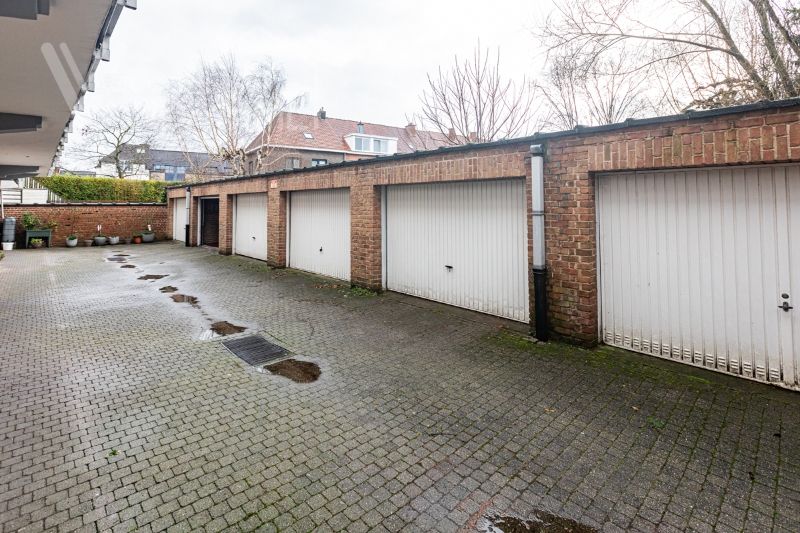 Residentieel, centraal gelegen, te moderniseren 2- slaapkamer-appartement met terras, ruime garage en kelder. foto 3