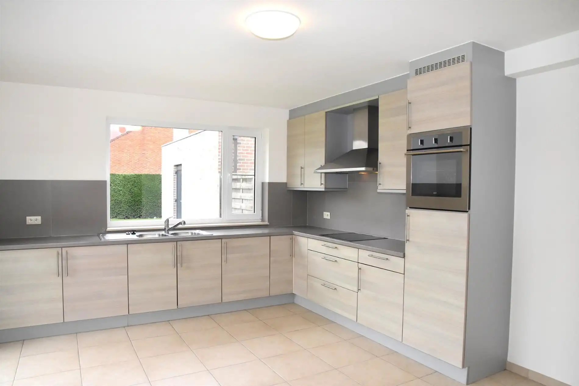 Heel mooie koppelwoning te huur in centrum Wevelgem! foto 6