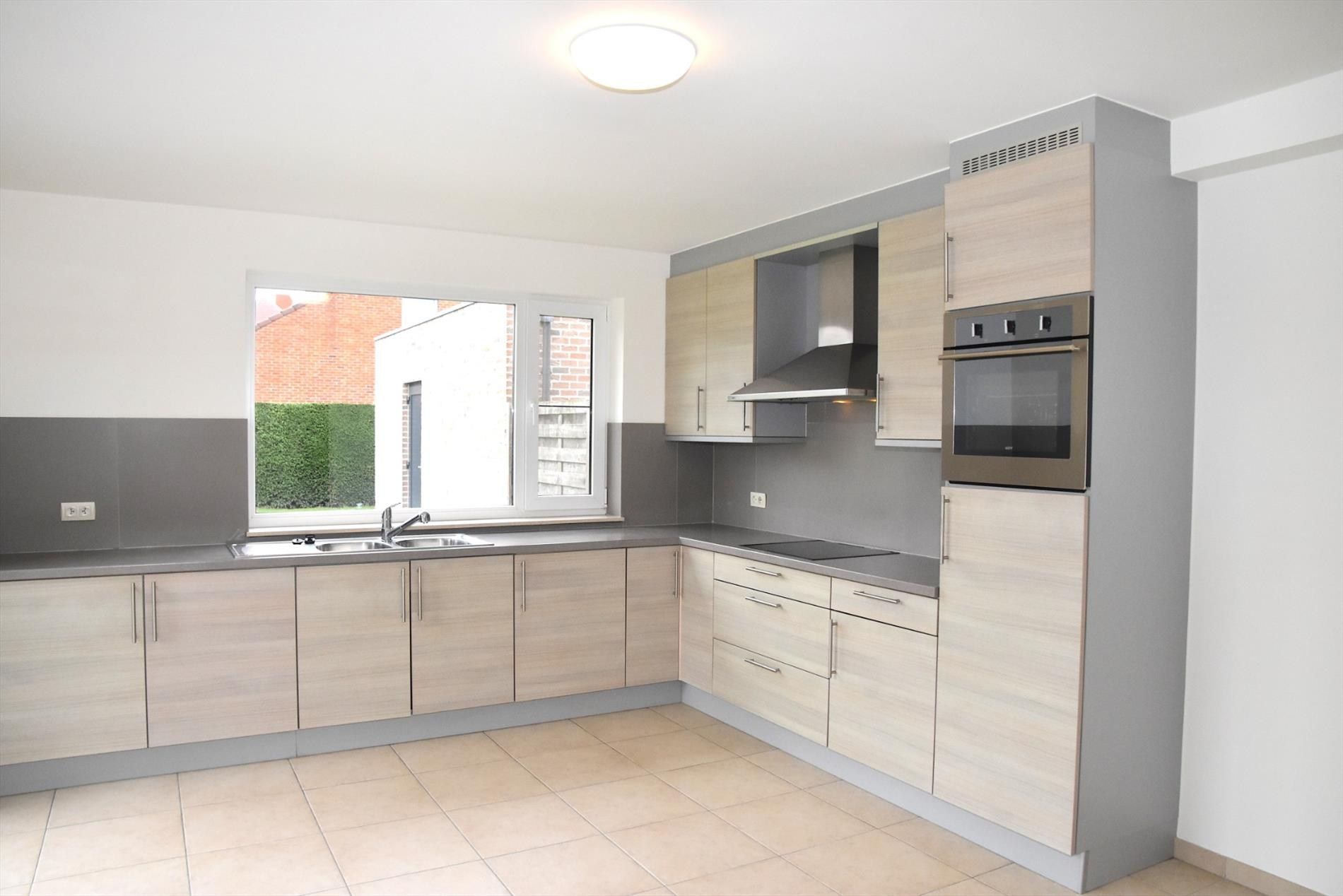 Heel mooie koppelwoning te huur in centrum Wevelgem! foto 6