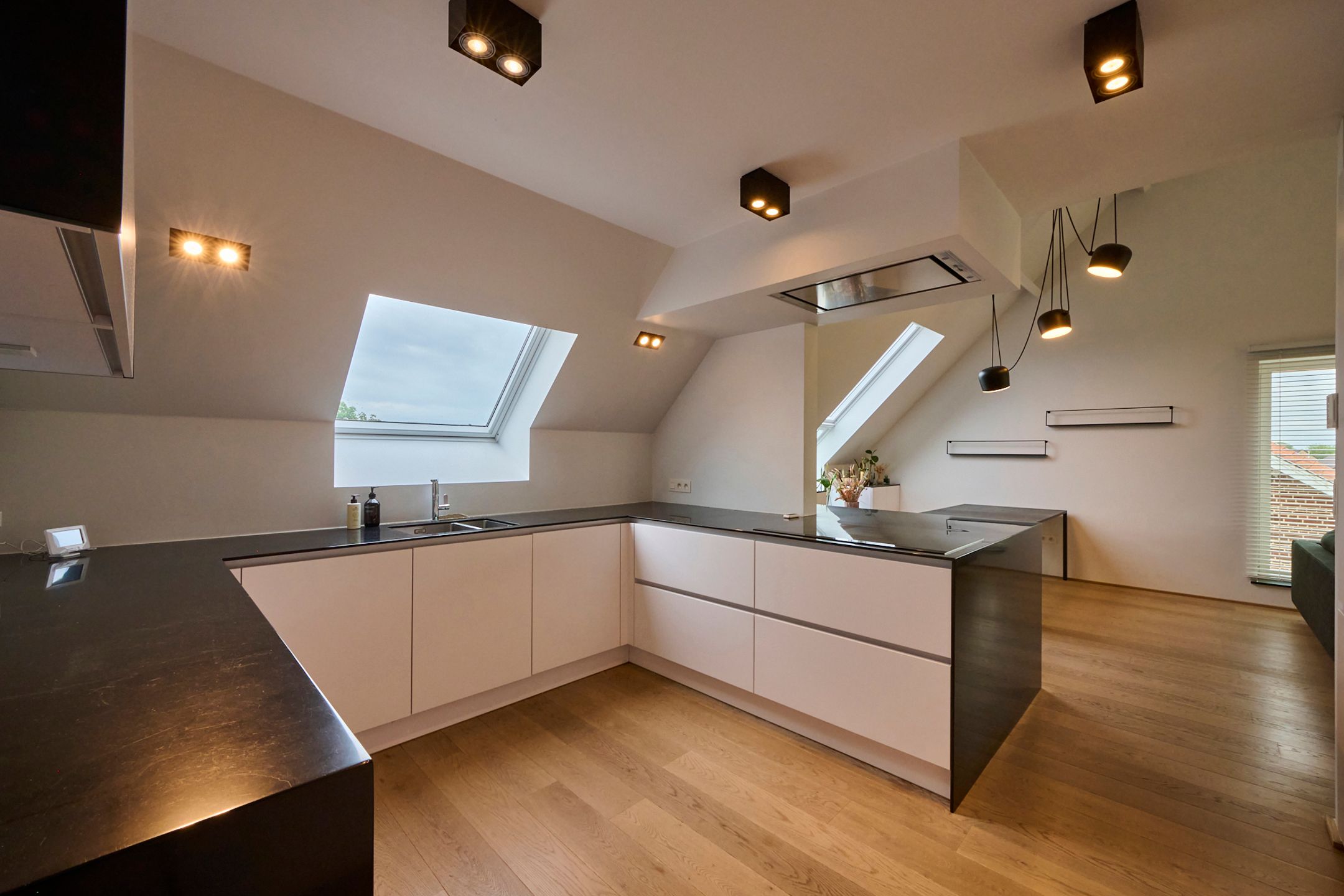 ZEER RUIM EN HOOGWAARDIG AFGWERKT APPARTEMENT IN HET CENTRUM foto 4
