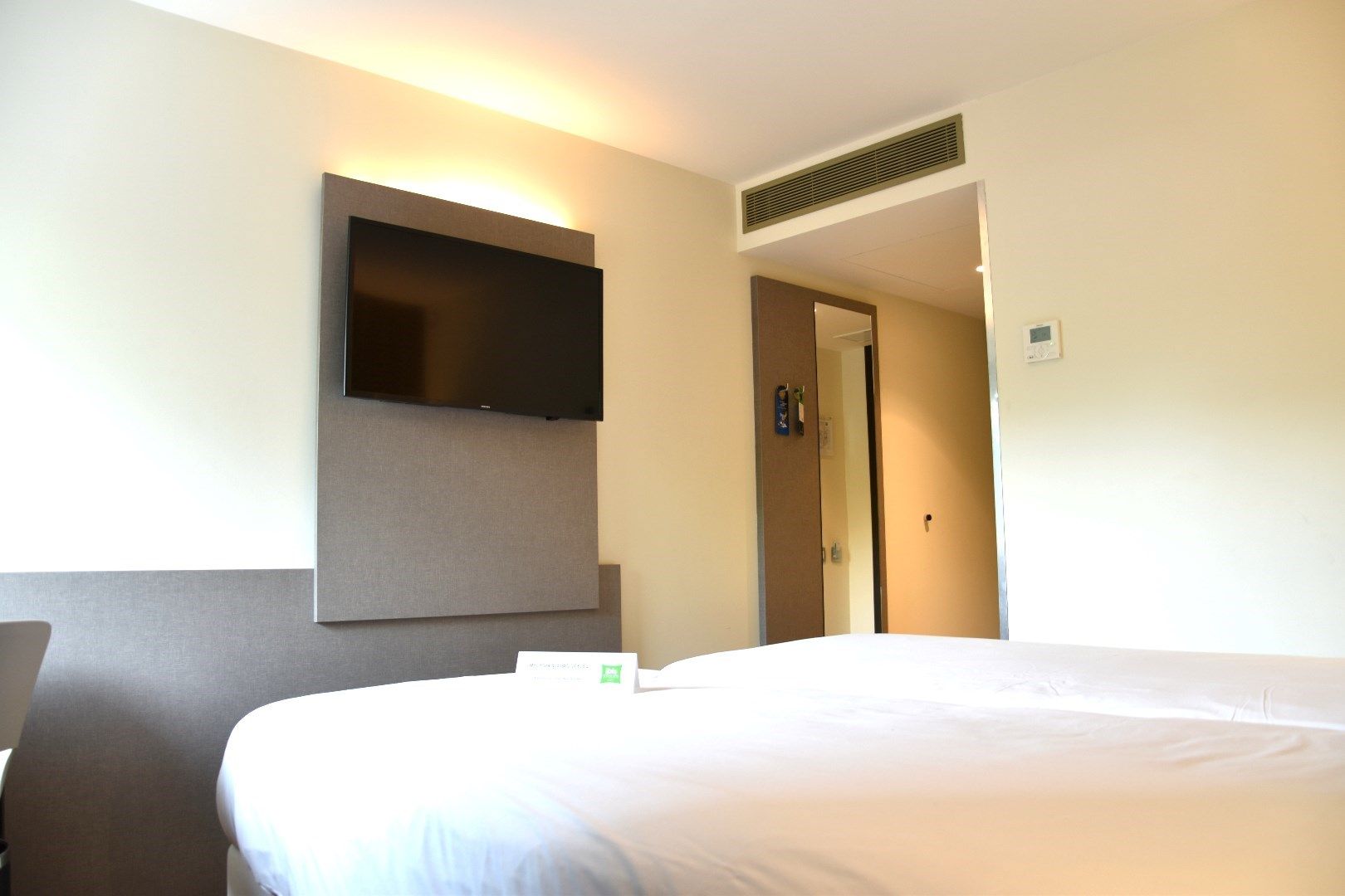 Hotelkamer met aparte badkamer in 'Ibis Style" Kortrijk te koop foto 6