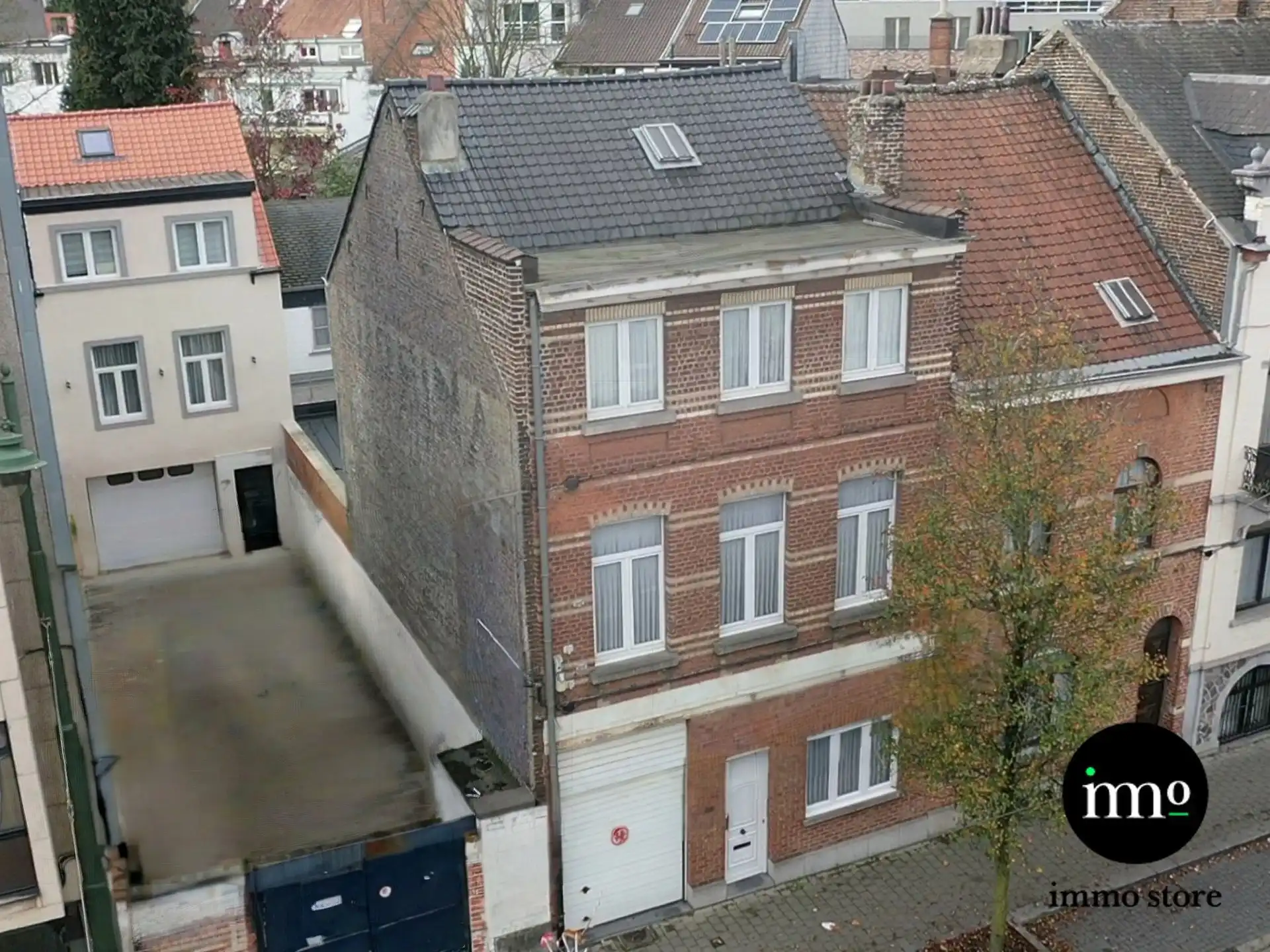 Uitzonderlijk ruime woning met atelier en garage foto {{pictureIndex}}