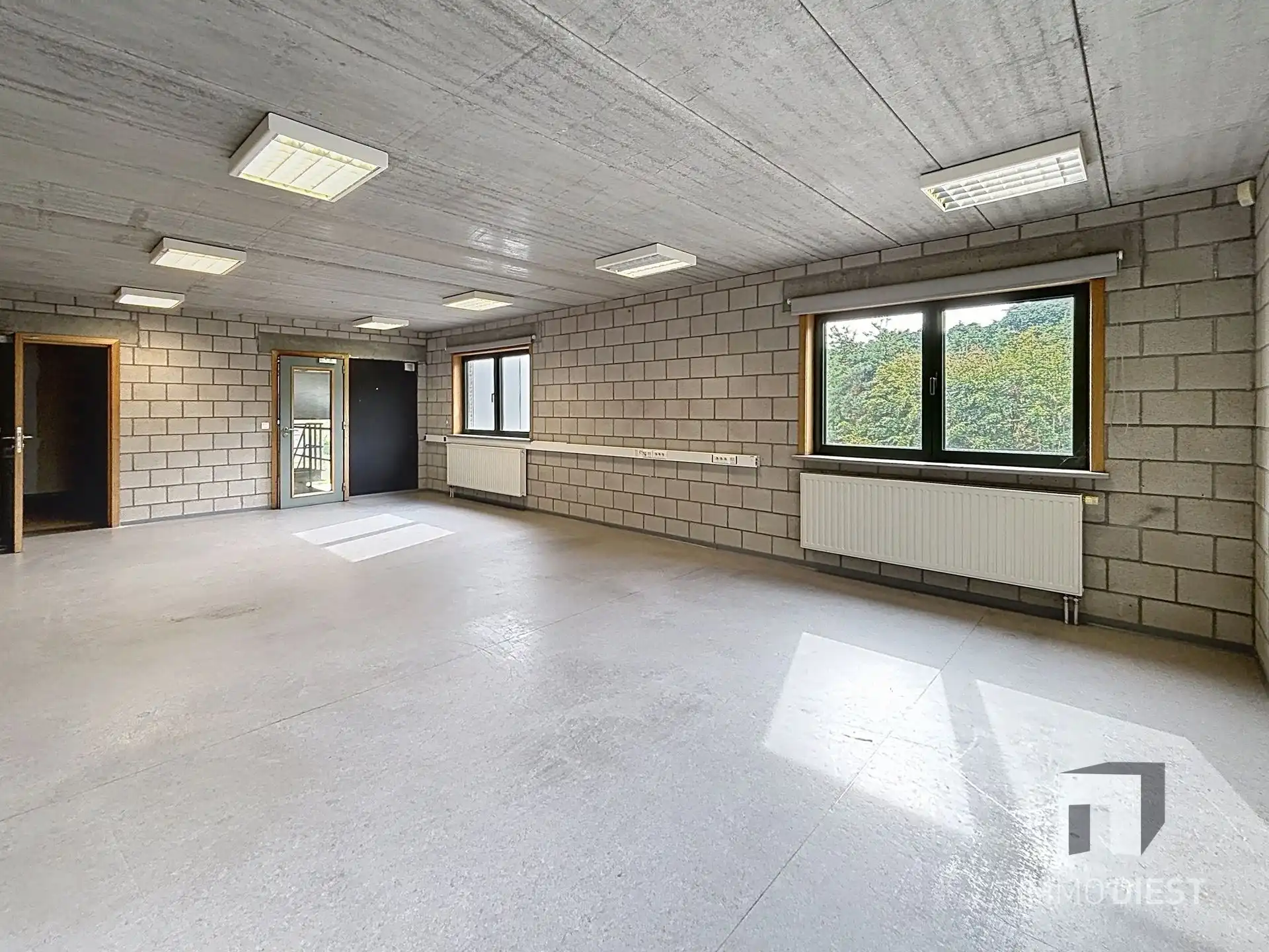Magazijn met bureel op triple A-locatie foto 9