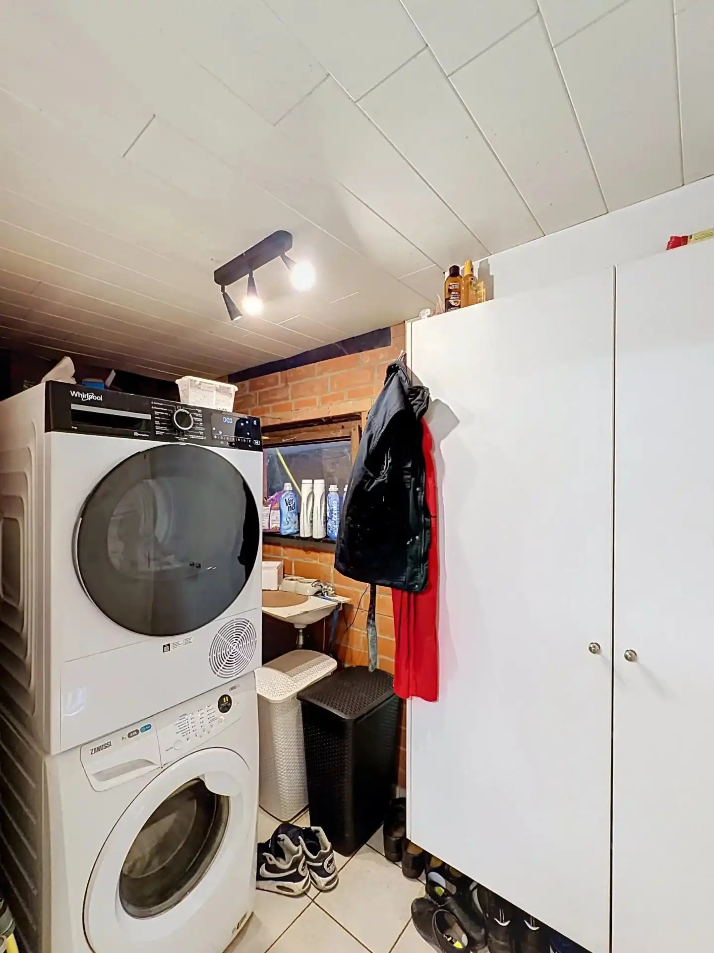 Ruime open bebouwing met 4 slaapkamers, garage en grote tuin. foto 15