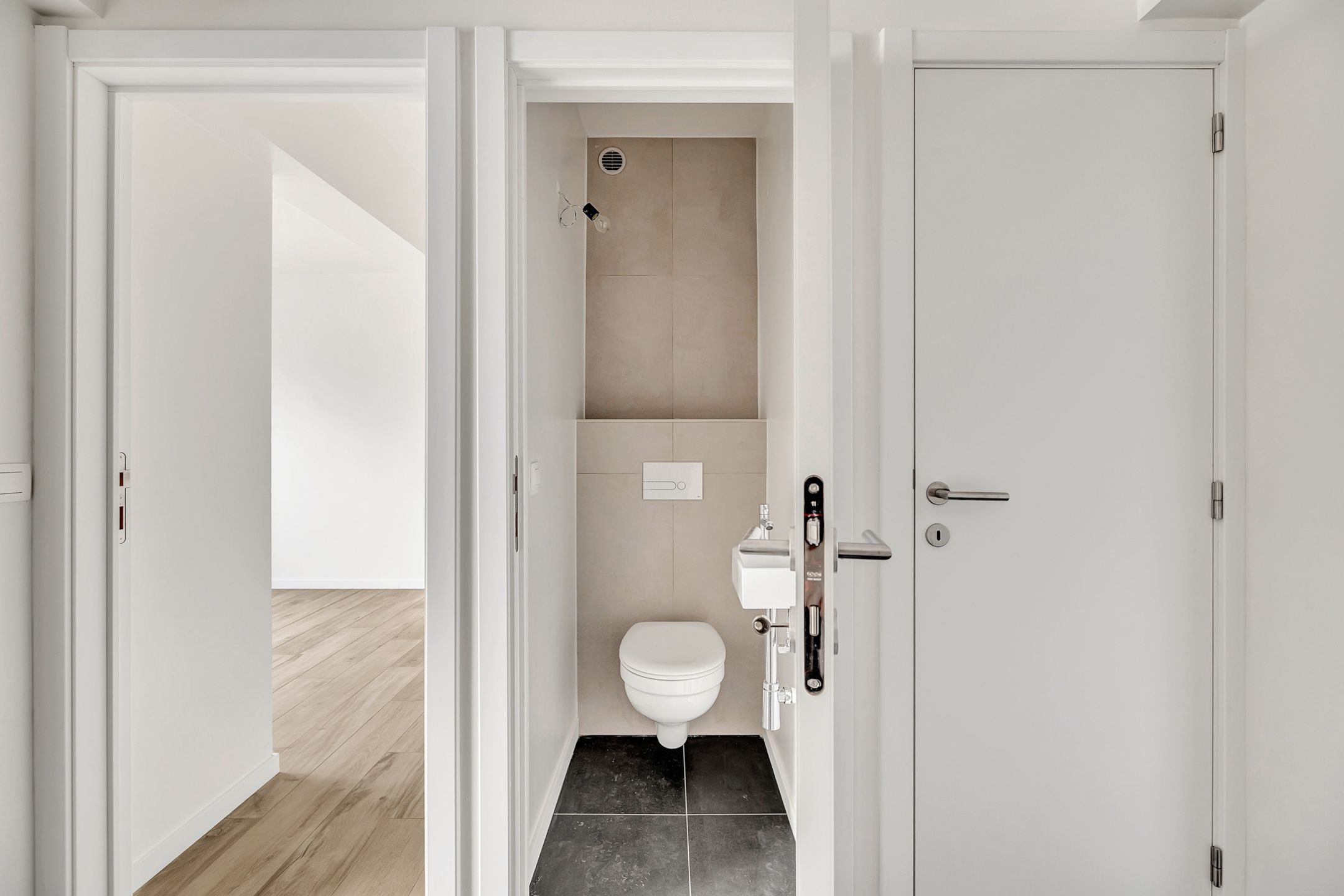 Totaal gerenoveerd appartement met 2 slpks en garage foto 10