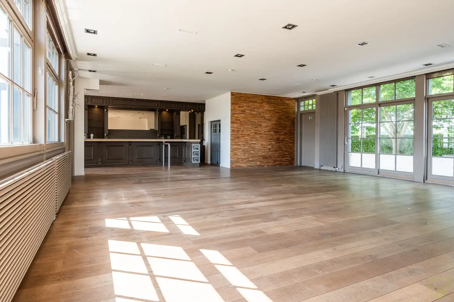 Veelzijdig handelspand met woonst op toplocatie in Lembeke foto 5