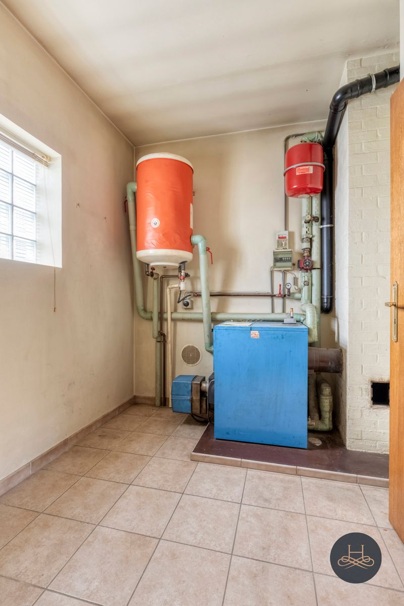 Renovatiewoning met grote garage foto 17