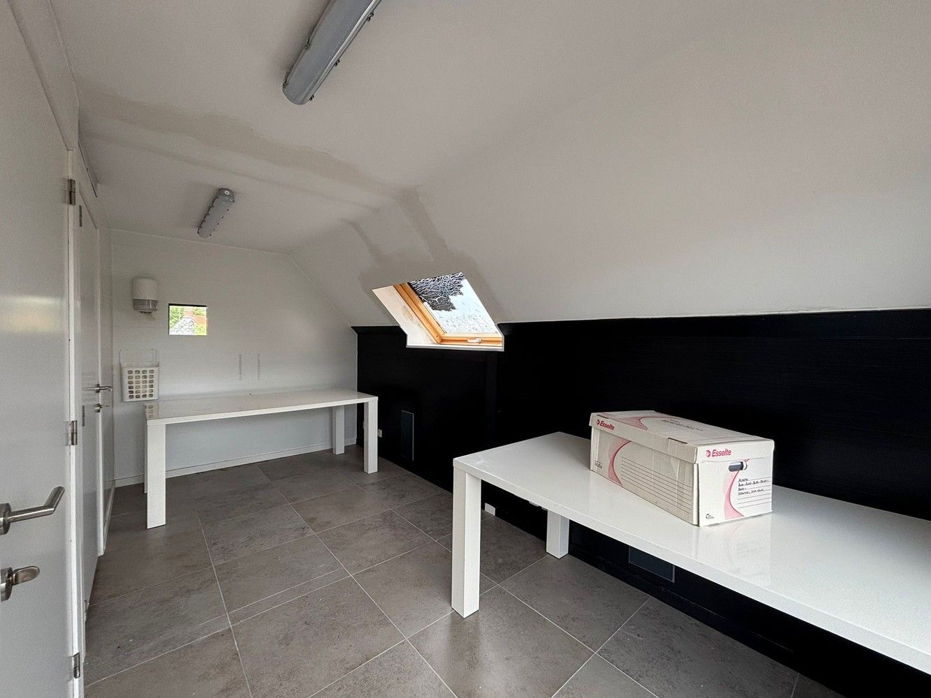 Gunstig gelegen kantoorruimte (60m²) in Emblem te huur! foto 4