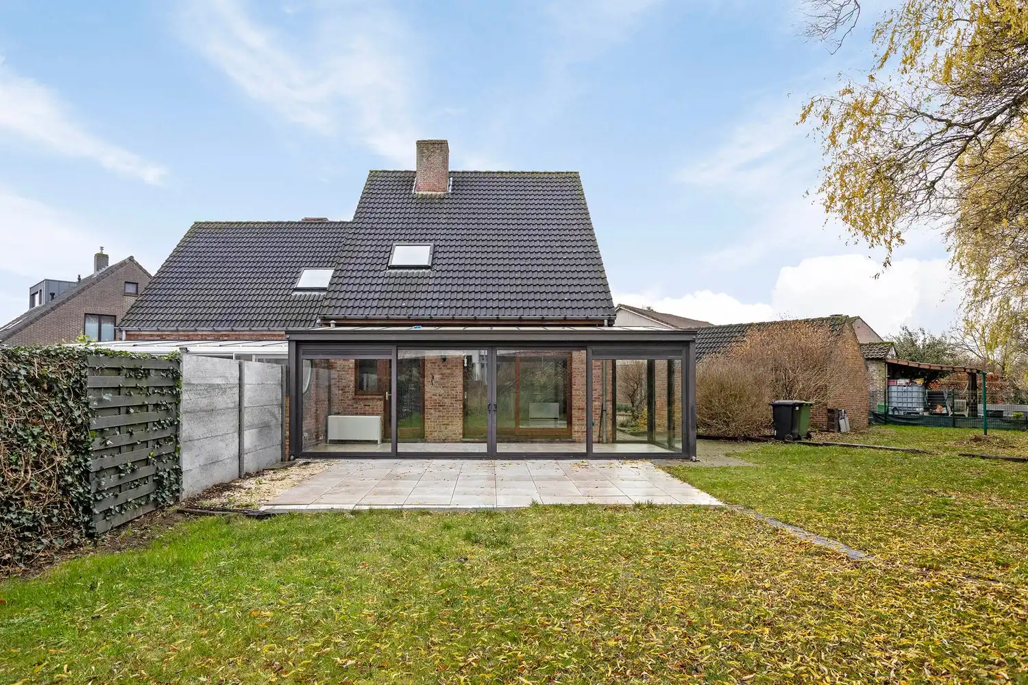 Ruime halfopen gezinswoning met 4 slaapkamers, garage en tuin gelegen in een residentiële straat te Drongen foto 3