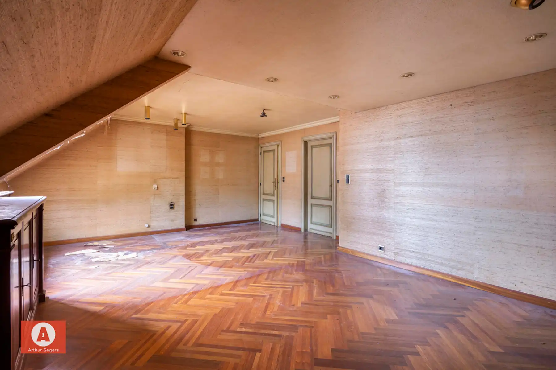 Te renoveren Handelshuis met woonst en inpandige garage.  foto 20