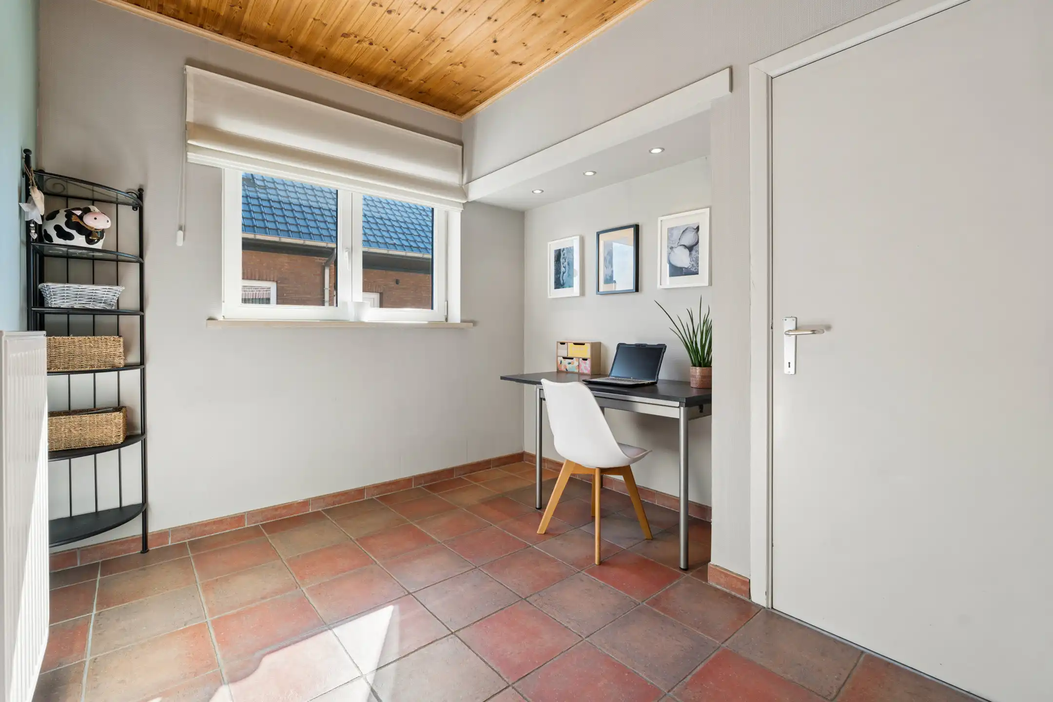 Ruime, deels gerenoveerde 3-gevelwoning met 3 slks en tuin foto 9