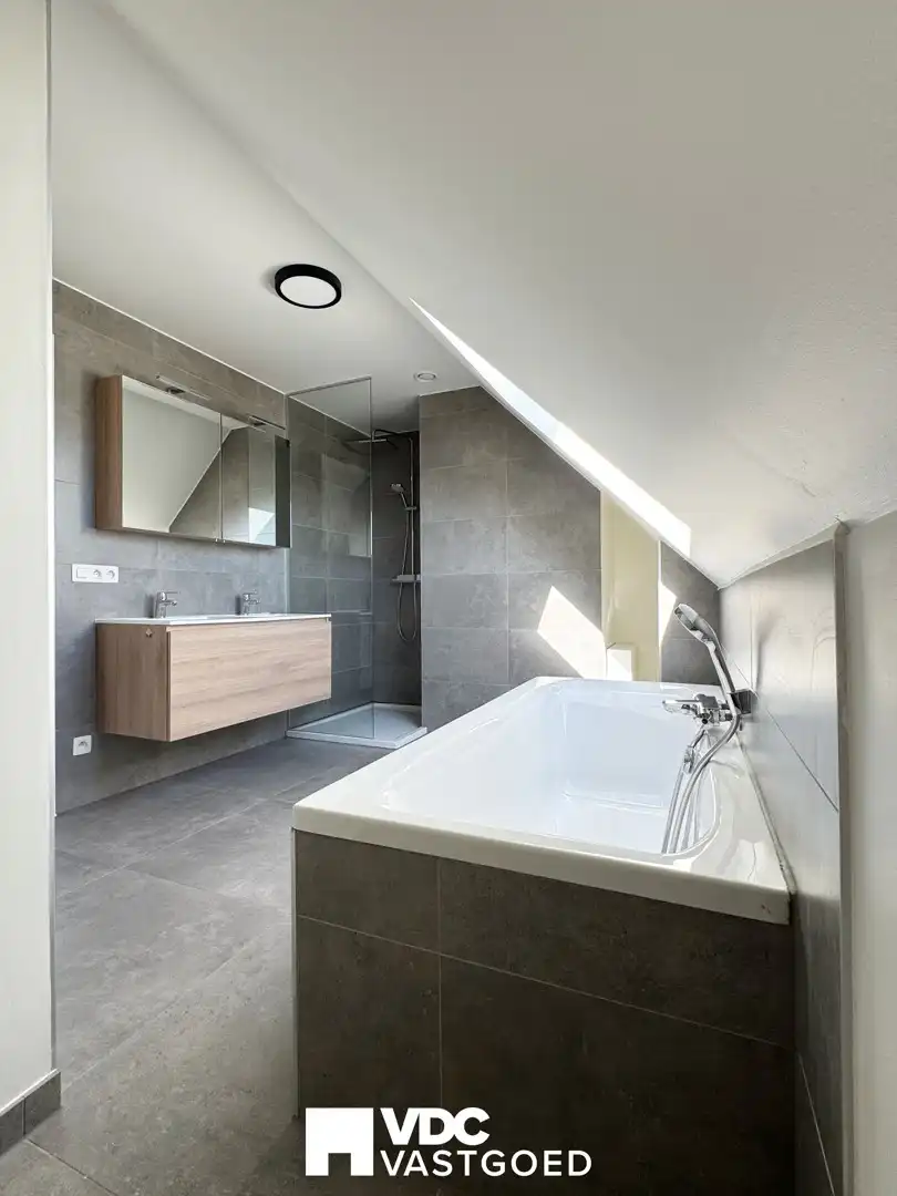 Ruim en modern duplex-appartement met 3 slaapkamers en twee parkeerplaatsen foto 18