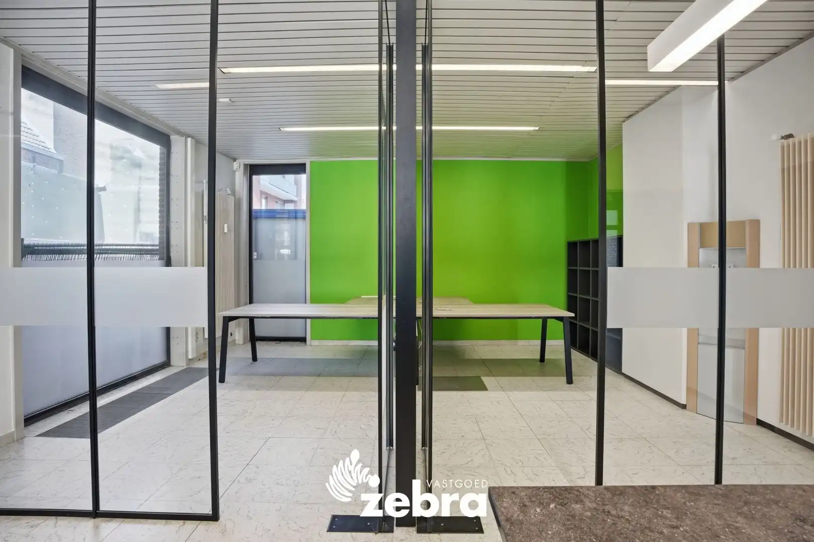 Veelzijdig handelspand met parkeerplaatsen op topligging in centrum Tielt! foto 3