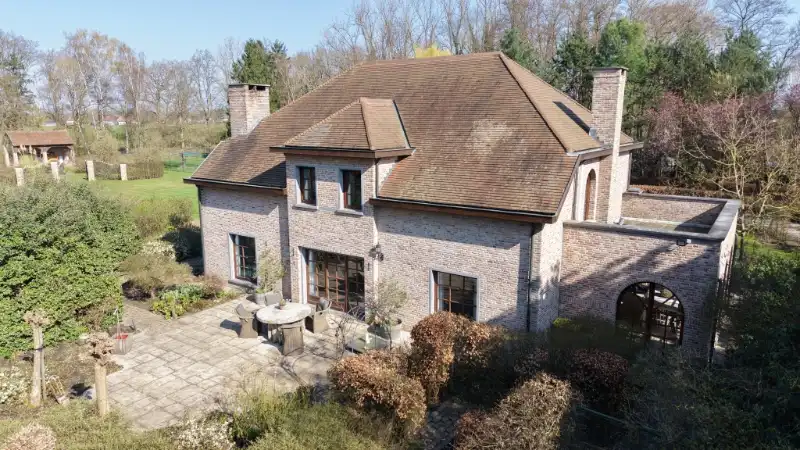 Ruime villa van 336m² op 1 hectare 45 are met vijver foto 33