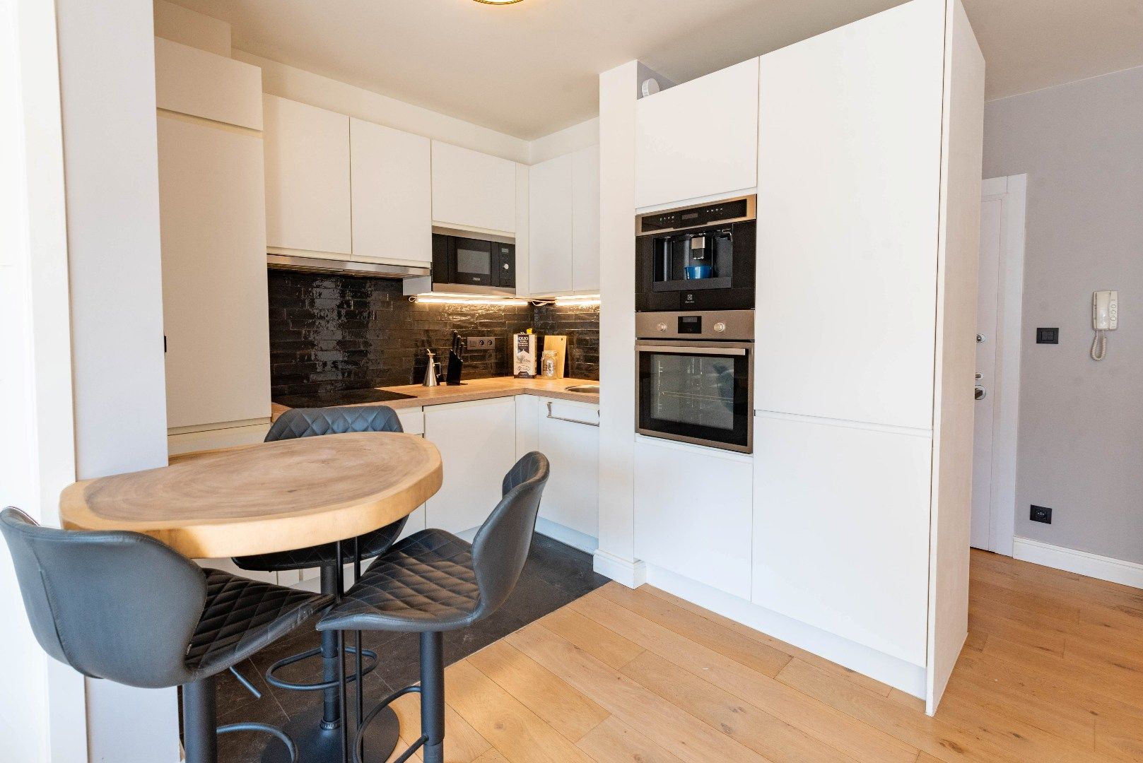 Prachtig gemeubeld appartement met autostaanplaats foto 5
