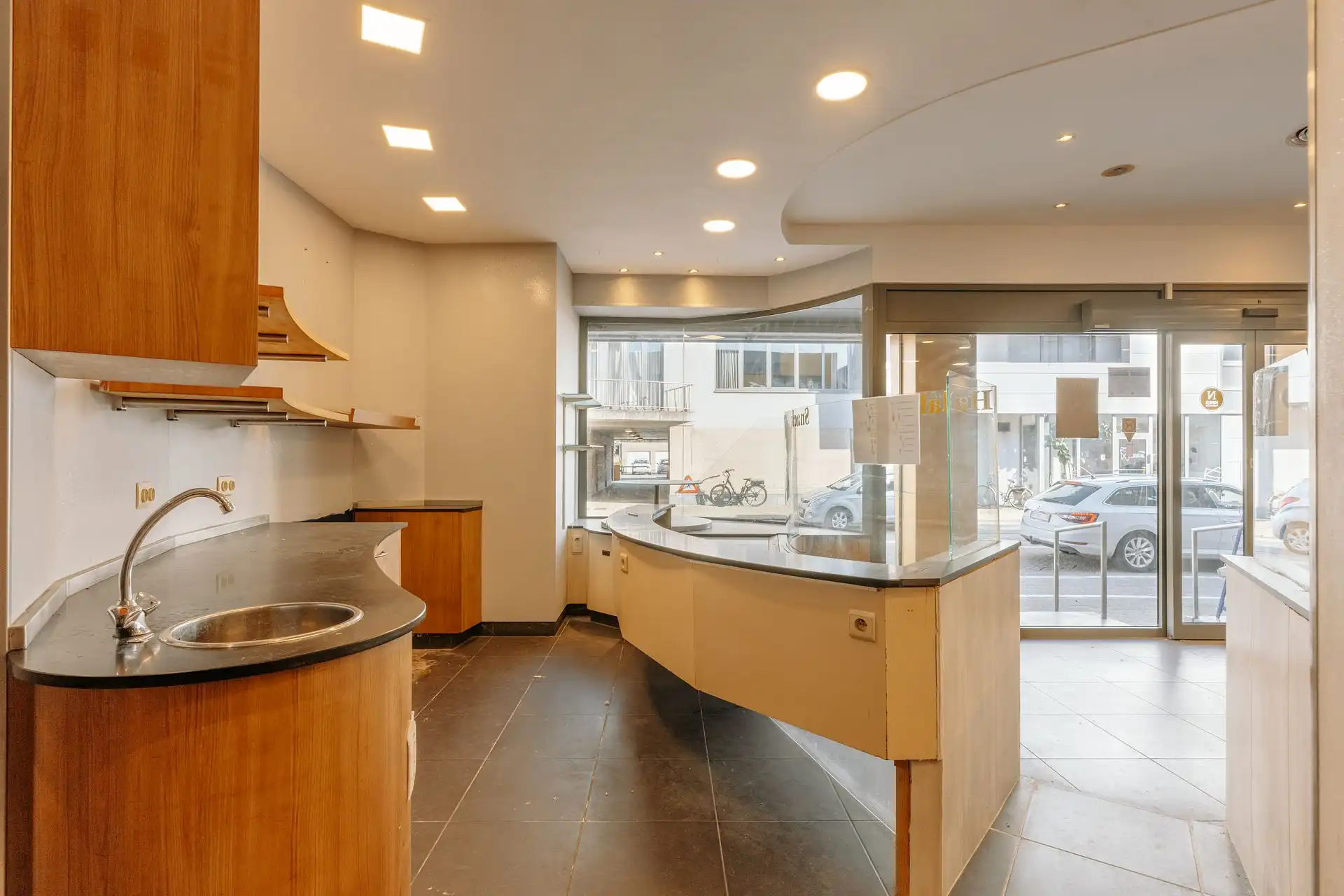 Ruim handelspand met magazijn in centrum Borsbeek. foto 8