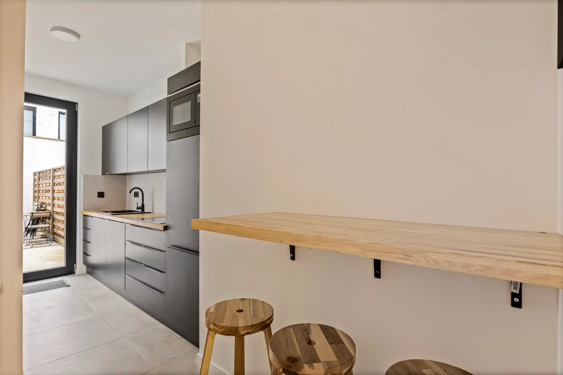 Bemeubelde studio met privatief terras. foto 11