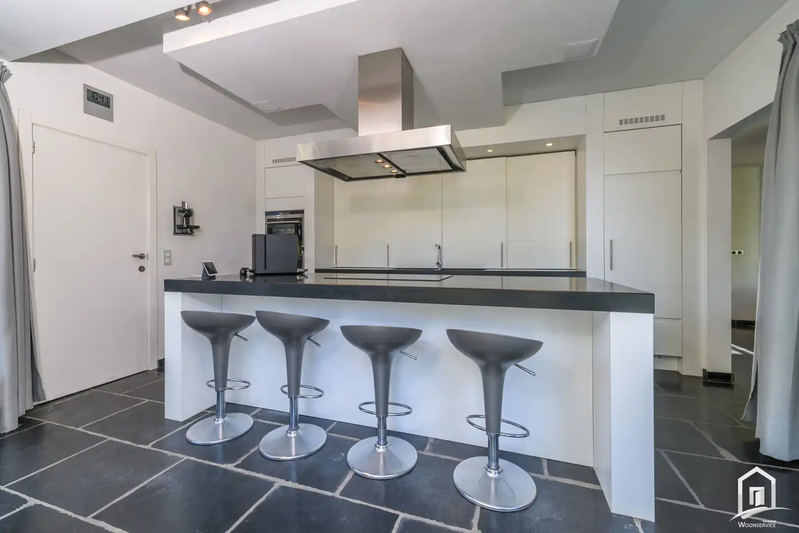 Instapklare villa met 3 SLK's, garage en riante tuin met zwembad foto 10