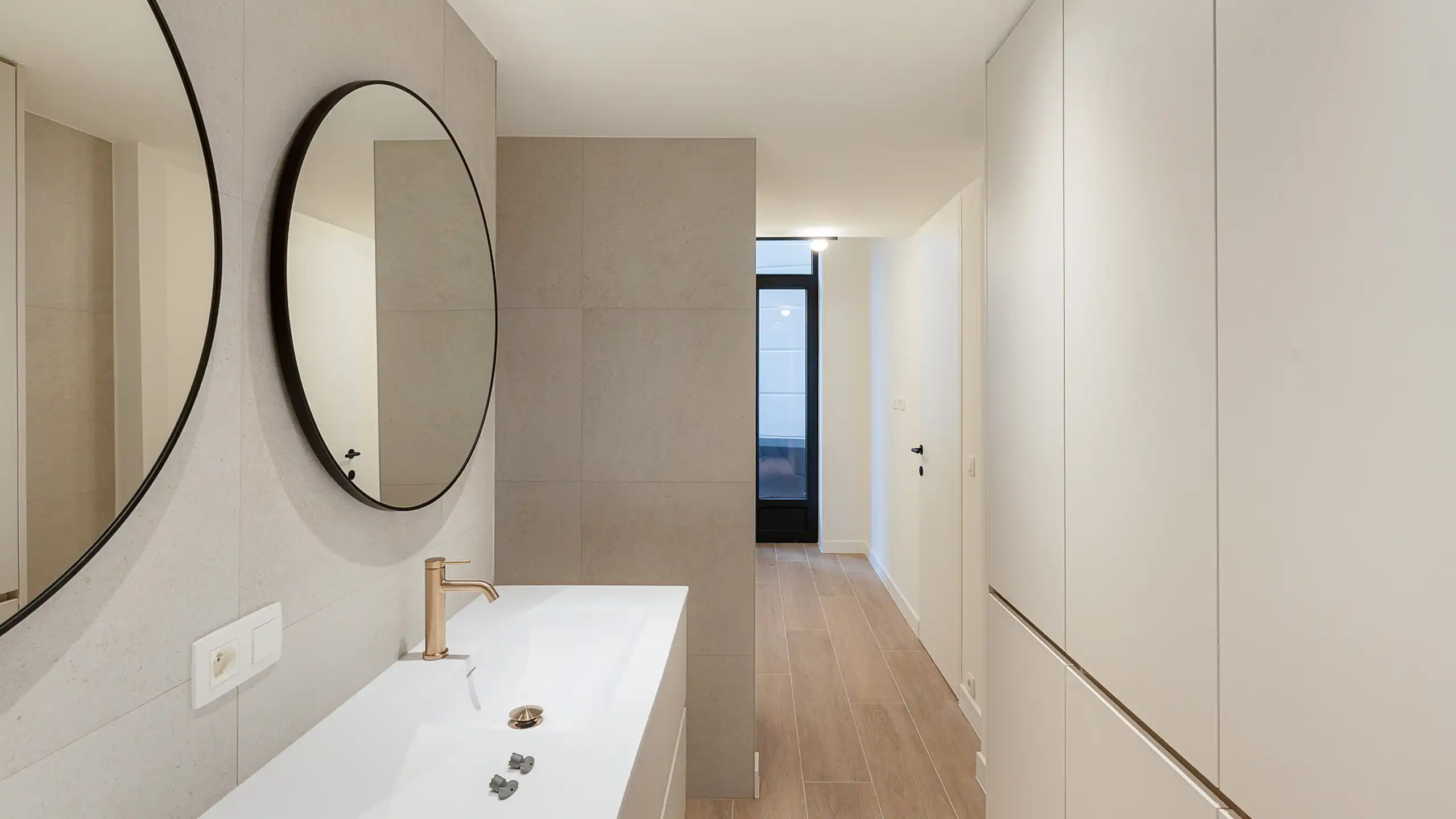 Nieuwbouwappartement met prachtig zicht op Lakeside  foto 25