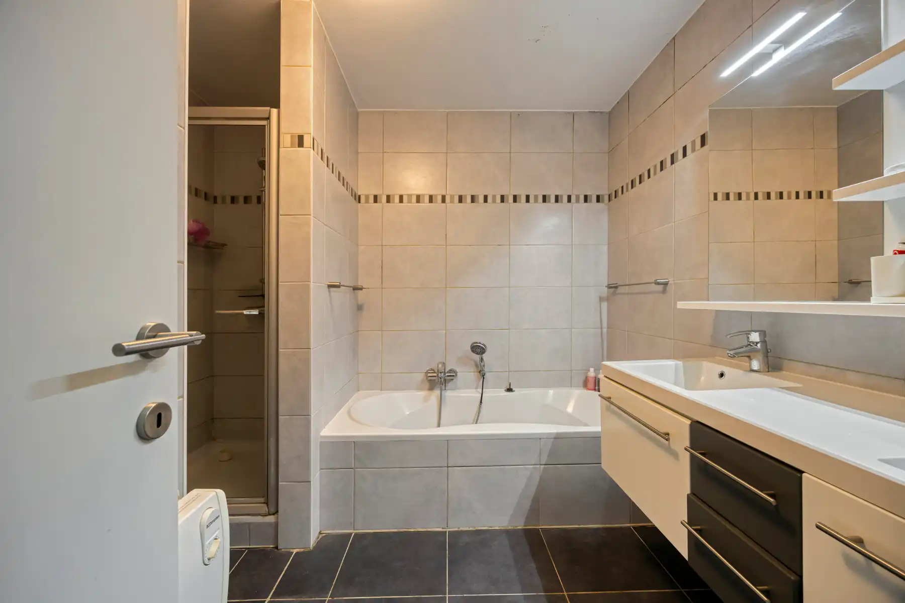 Ruim appartement met 2 slaapkamers, terras en parking  foto 10