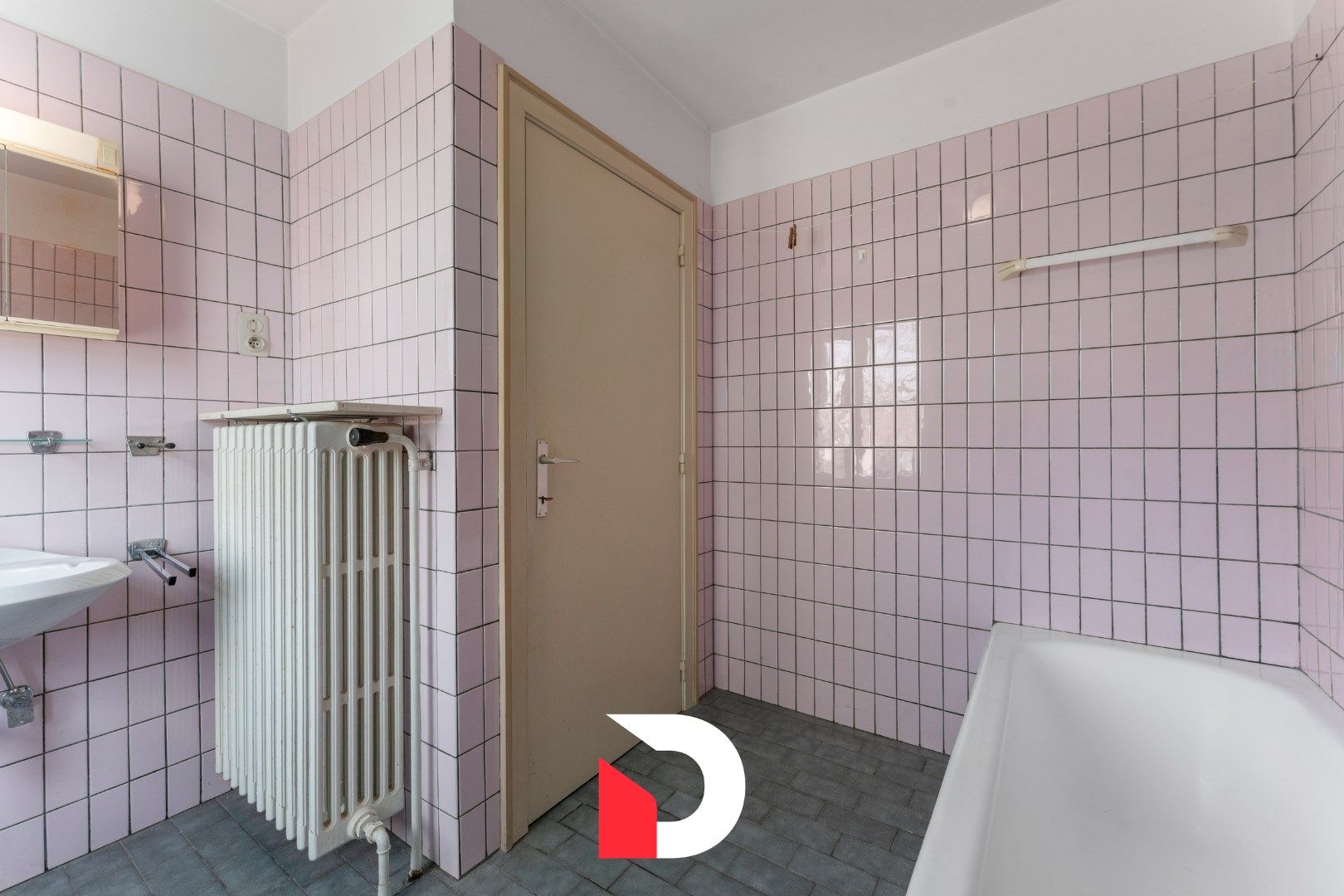Deze statige halfopen woning is gelegen op een gegeerde en kindvriendelijke buurt te Oostkamp. foto 12