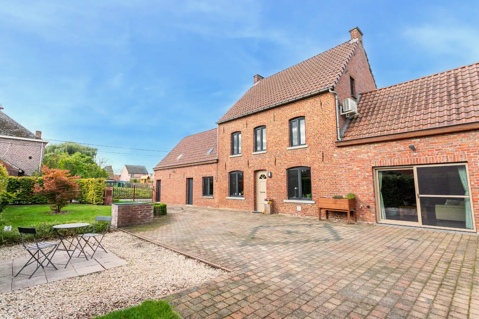 Charmante en instapklare villa (EPC C) met 3 slpks, prachtige tuin, ruime schuur en tal van mogelijkheden foto 2