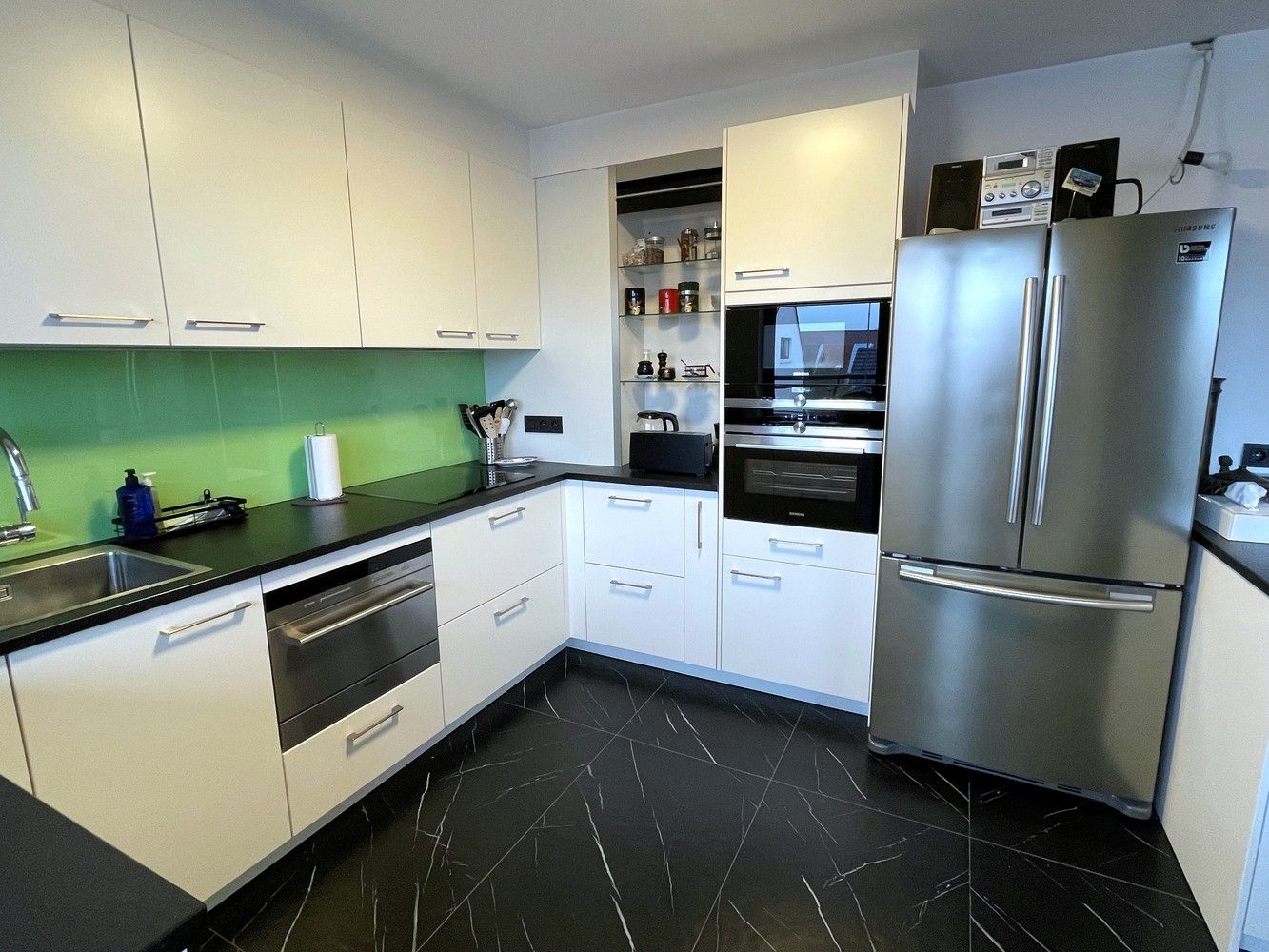 Gerenoveerd 3 slaapkamer appartement met garage foto 6