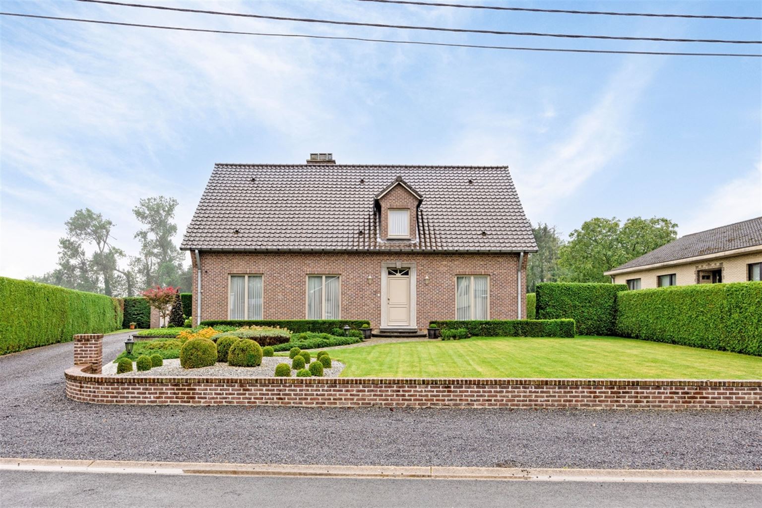 Vrijstaande villa op een uitzonderlijk perceel van 34a86ca met 4 slaapkamers, garage, riante tuin en ruime opslagplaats, gelegen nabij het centrum van Maaseik. foto 1