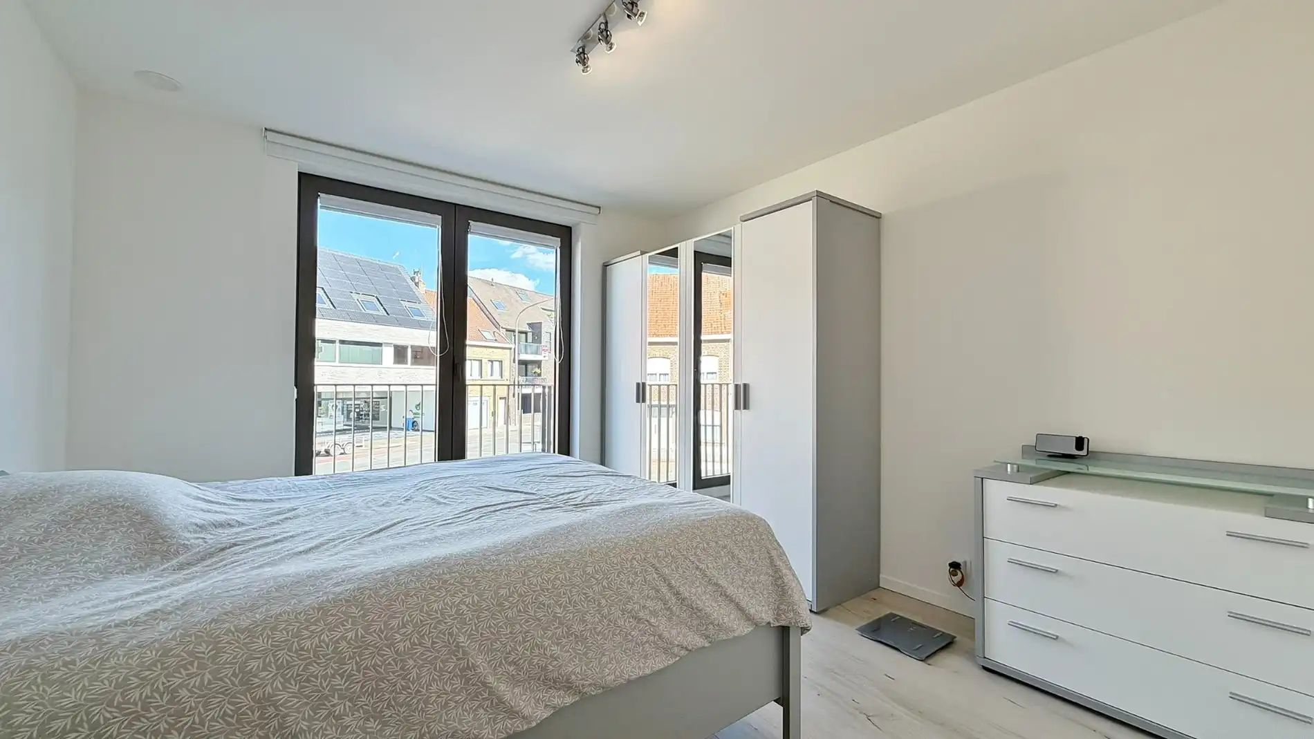 Lichtrijk en instapklaar appartement met ruim terras en open zicht incl. parkeerplaats in kelder. foto 9