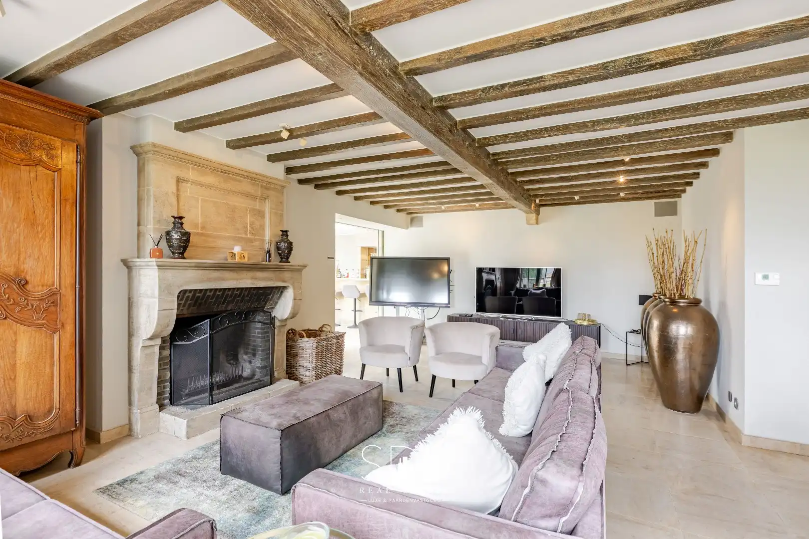 Landelijke villa met bijgebouwen en graslanden op 23.740m² foto 5